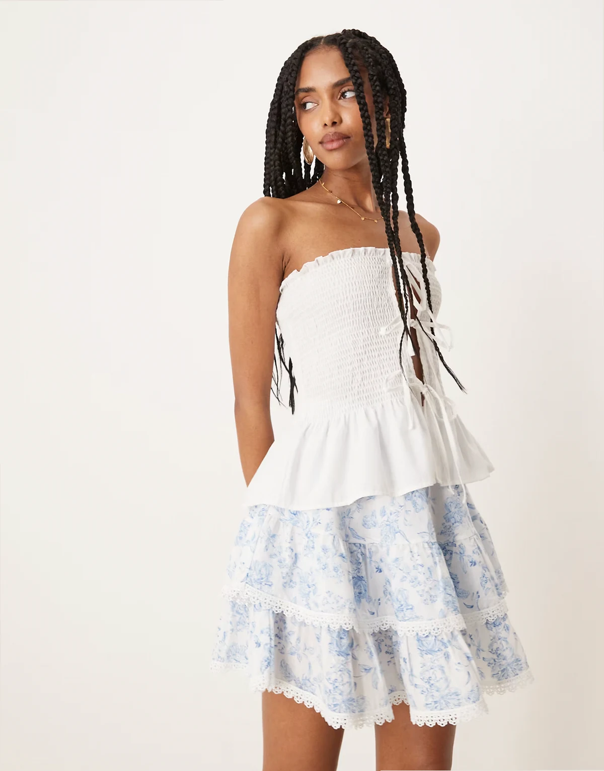 – Boho-Minirock mit Rüschen in blauem Blumenmuster