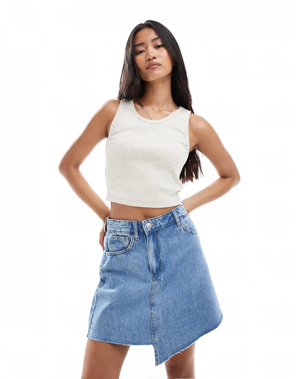 – Asymmetrischer Minirock aus Denim mit Saumdetail in hellblauer Waschung