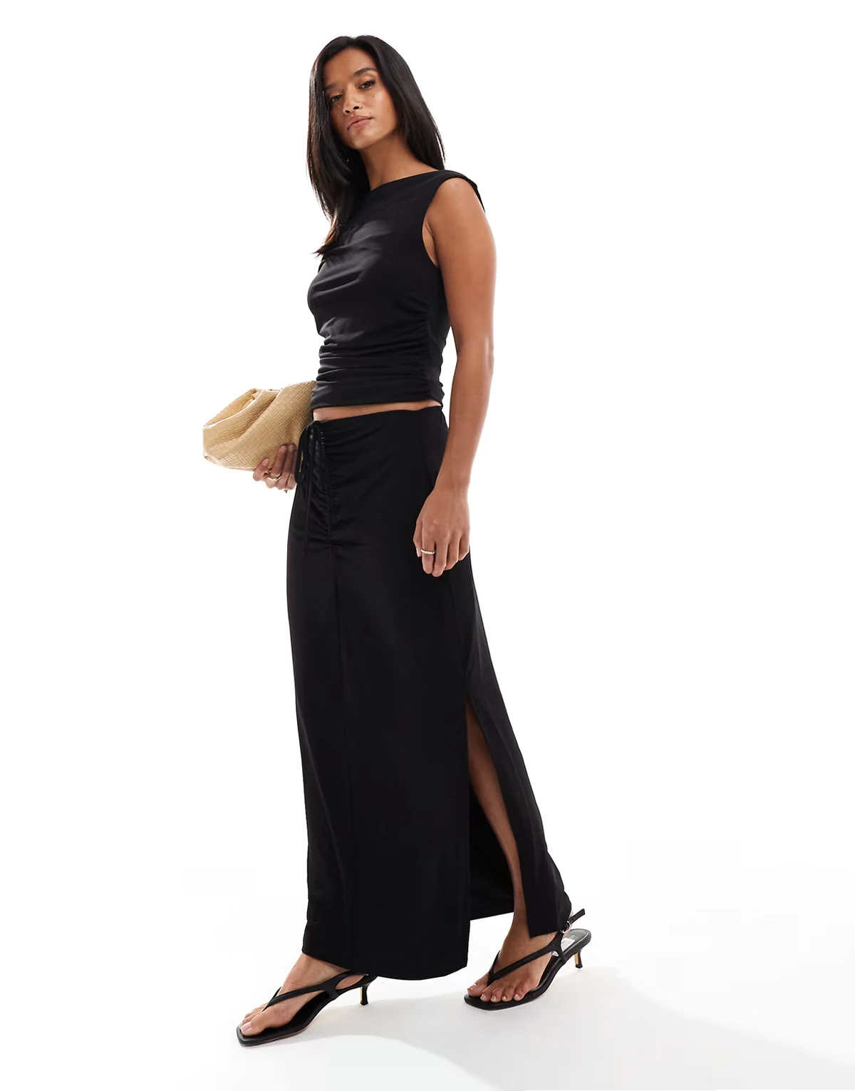 – Czarna marszczona z przodu spódnica maxi, część zestawu