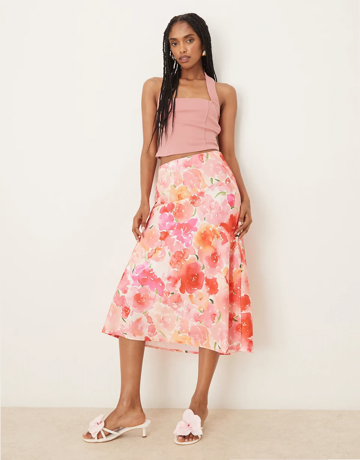 – Midirock aus Satin in Rosa mit Blumenmuster in Aquarelloptik