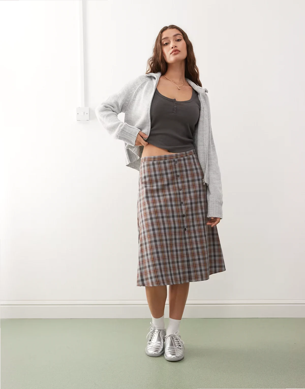 – Karierter Midirock mit gespleißtem Design
