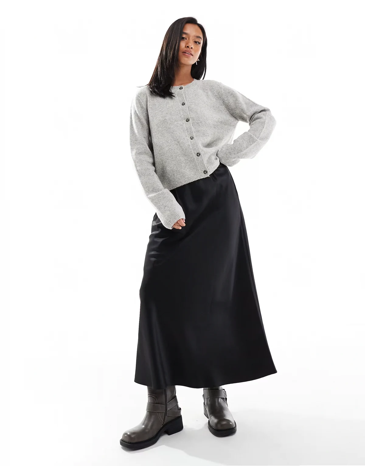 – Asymmetrischer Satin-Midirock in Schwarz