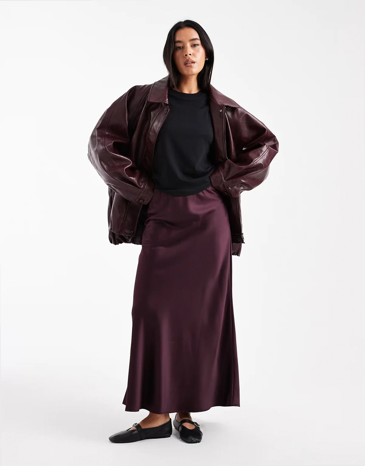 – Asymmetrischer Midirock aus Satin in Burgunderrot