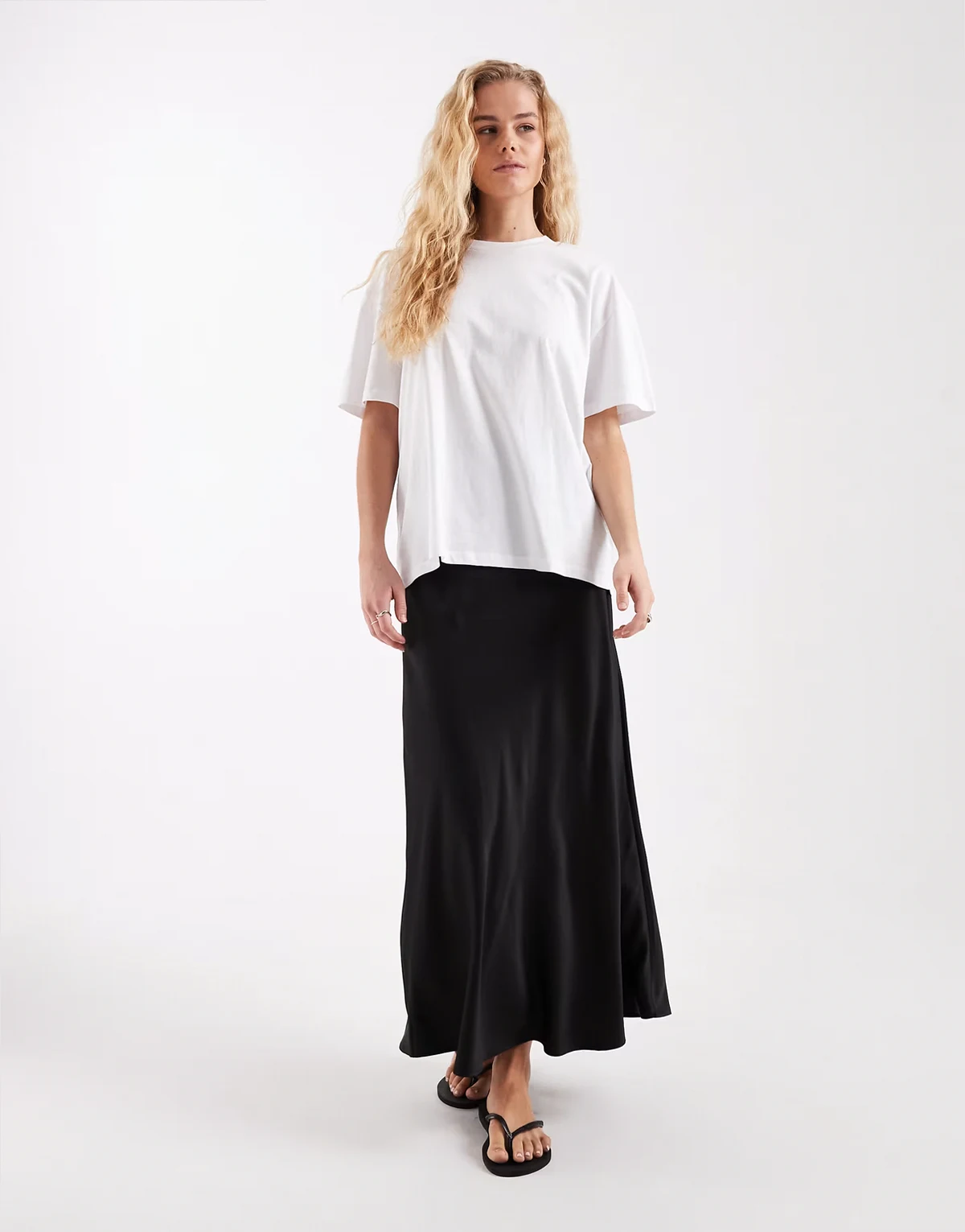 – Asymmetrischer Midirock aus Satin in Schwarz