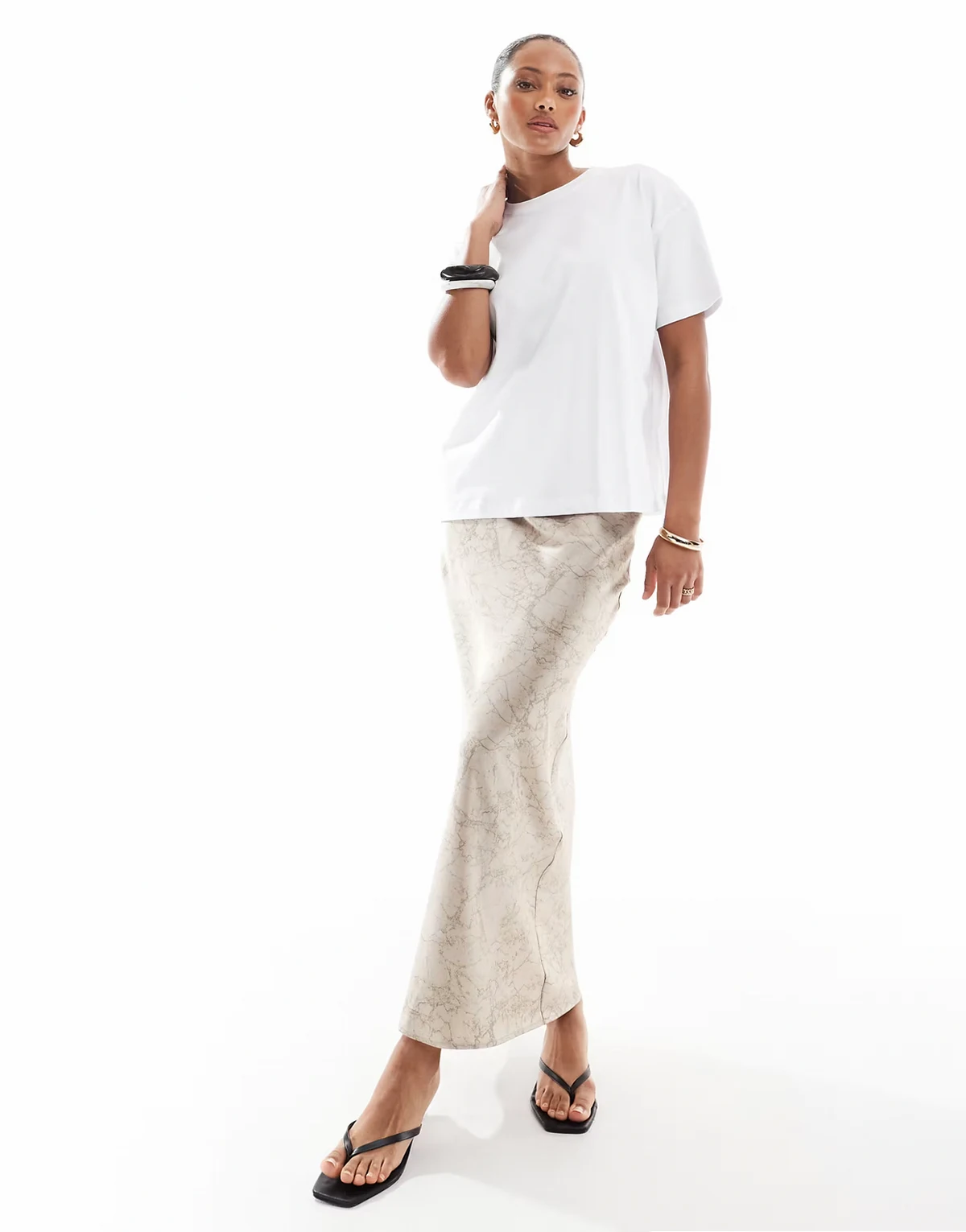 s – Maxirock aus Satin mit Marmormuster in Beige