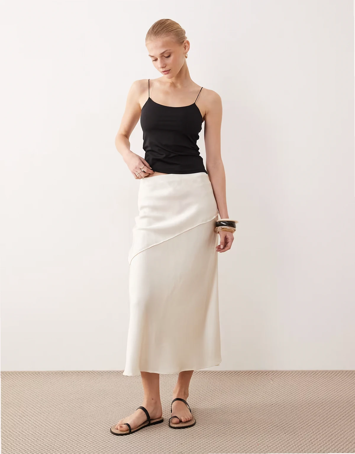 – Satin-Maxirock in Creme mit tiefer Taille