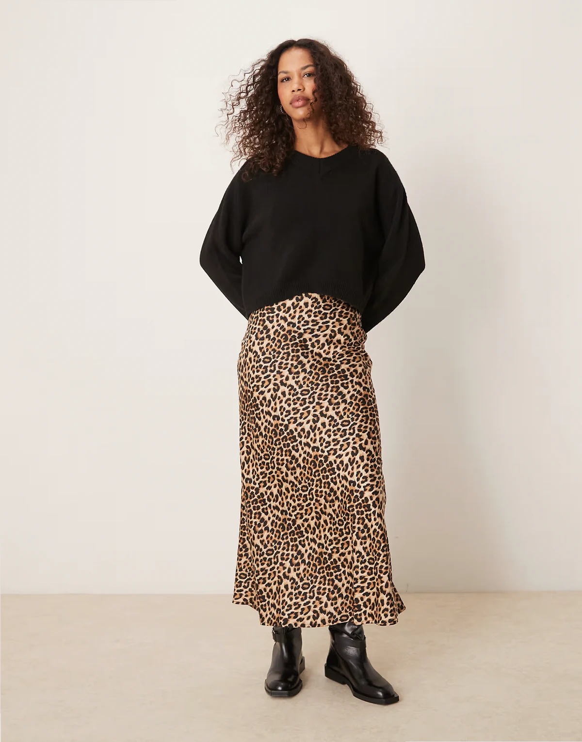 – Midirock aus Satin mit Leopardenmuster