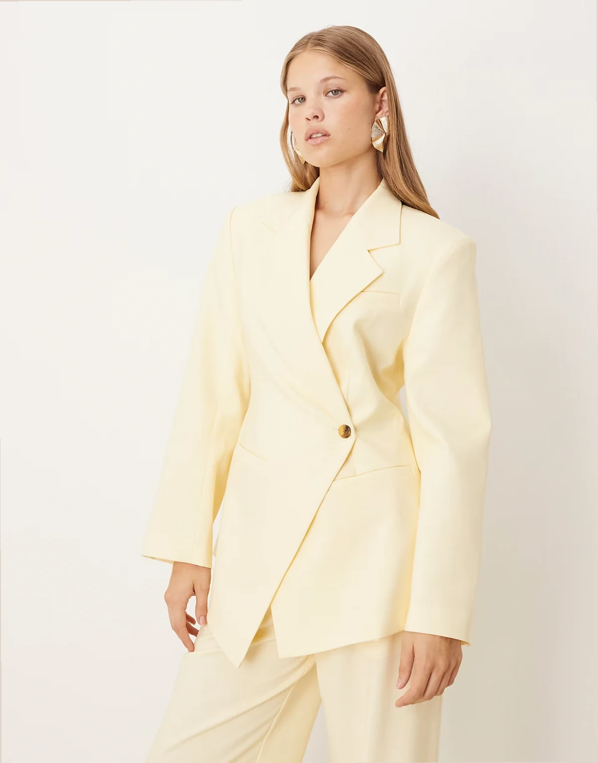 tailored nipped waist blazer with cutaway hem in buttermilk