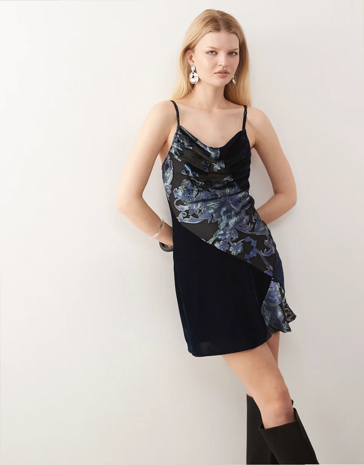 – Minikleid in Marineblau mit Samteinsätzen und Ausbrenner-Blumenmuster im geteilten Design