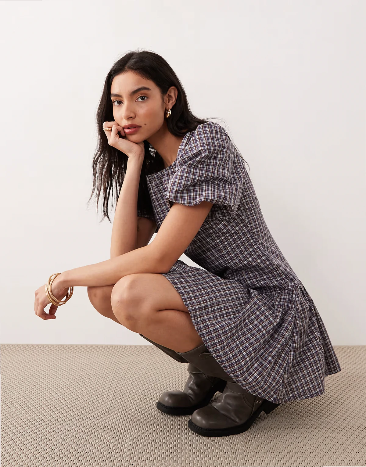 – Kariertes Minikleid in Marineblau und Burgunderrot mit Puffärmeln und tiefer Taille