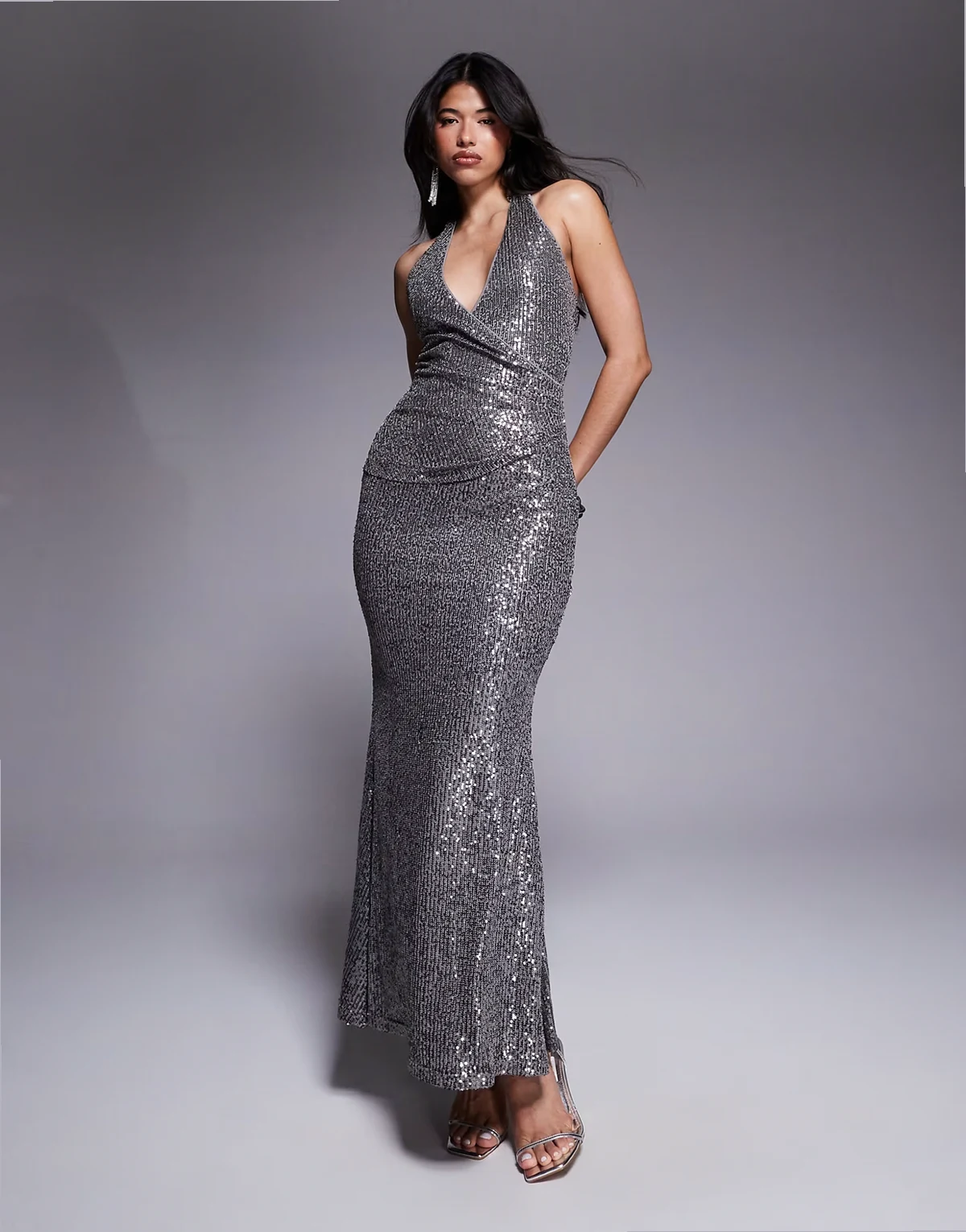 – Pailletten-Maxikleid in Silber mit tiefem Ausschnitt