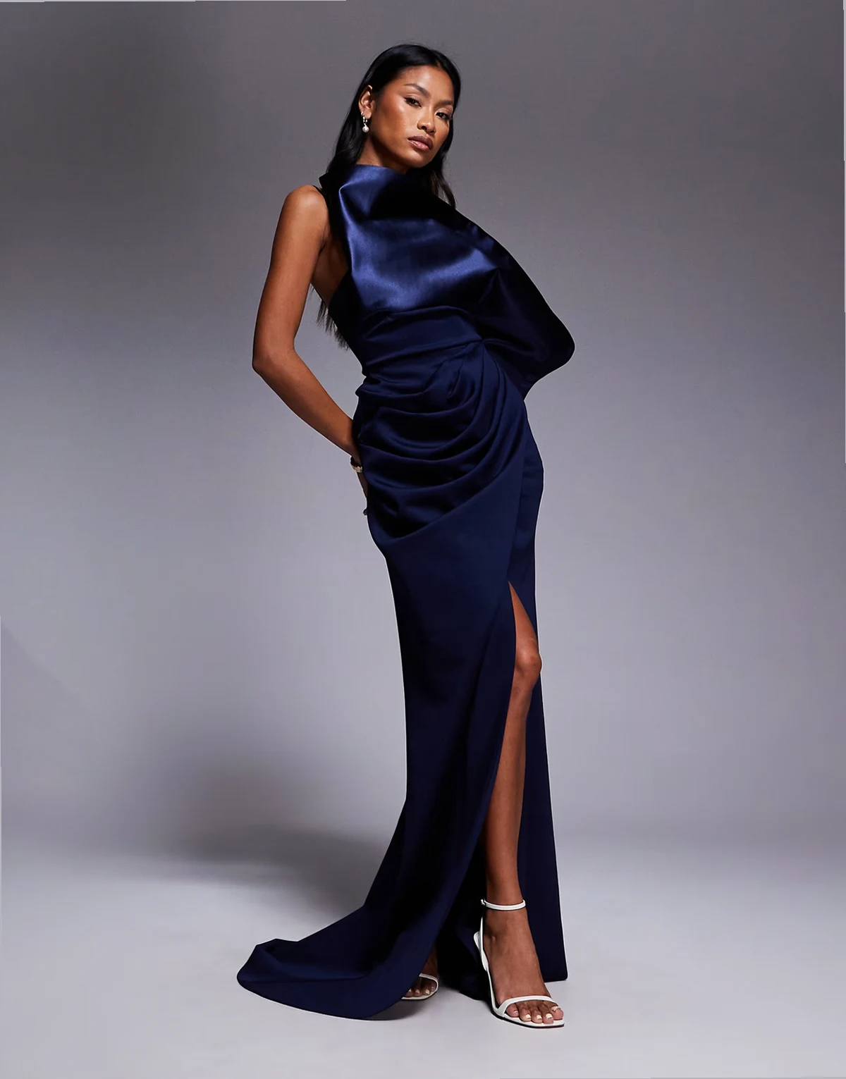 – Premium – Glamouröses Maxikleid in Marineblau mit hohem Beinschlitz
