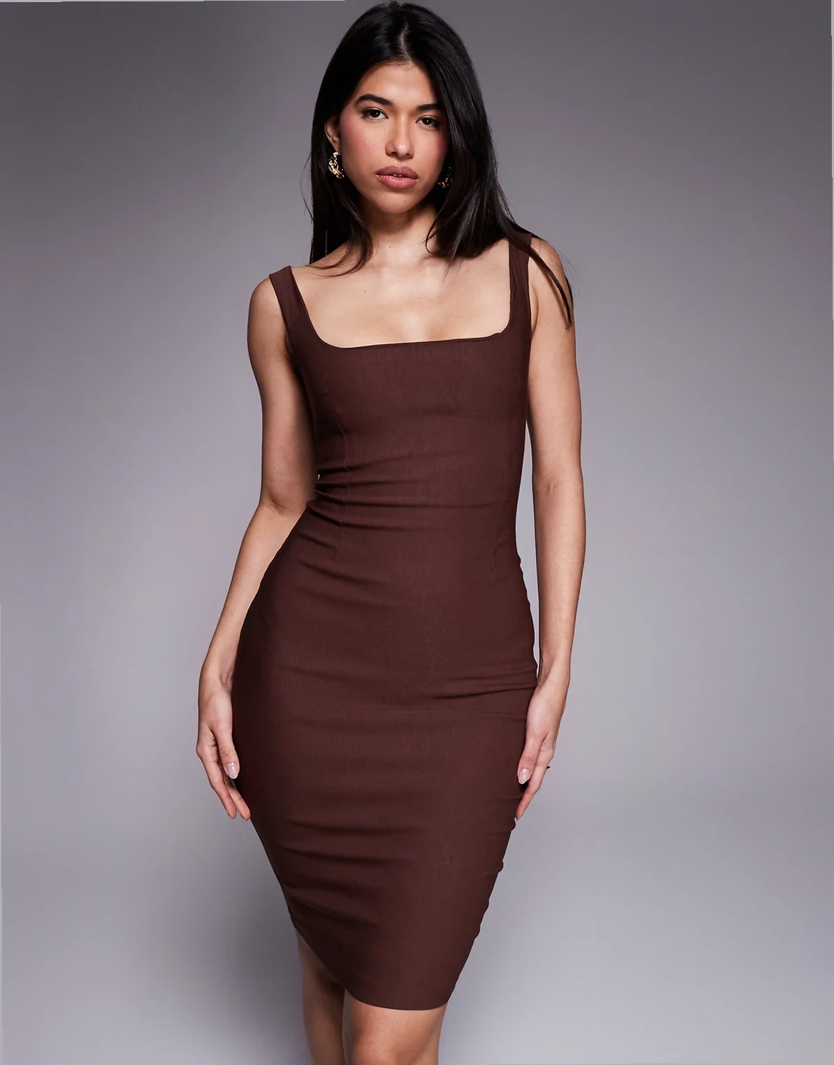 – Czekoladowobrązowa sukienka midi bodycon z bengaliny z dekoltem karo