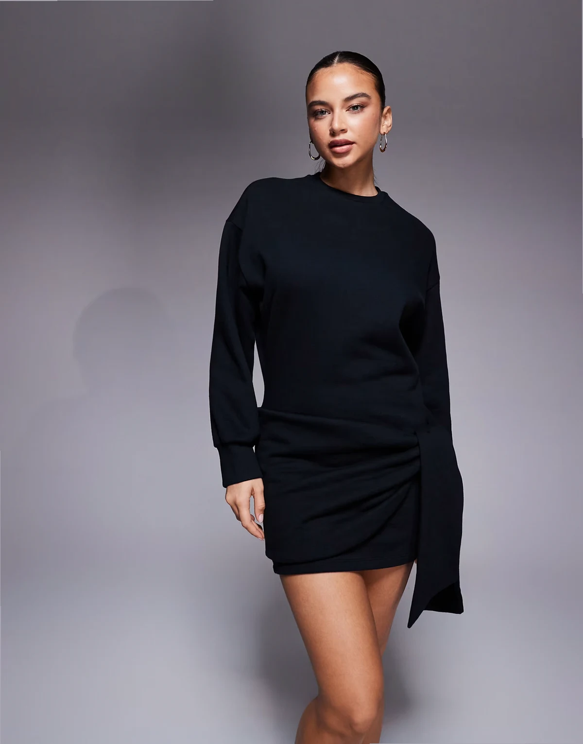 – Circular Design Collection – Mini-Wickelkleid aus Sweatshirt-Stoff in Schwarz
