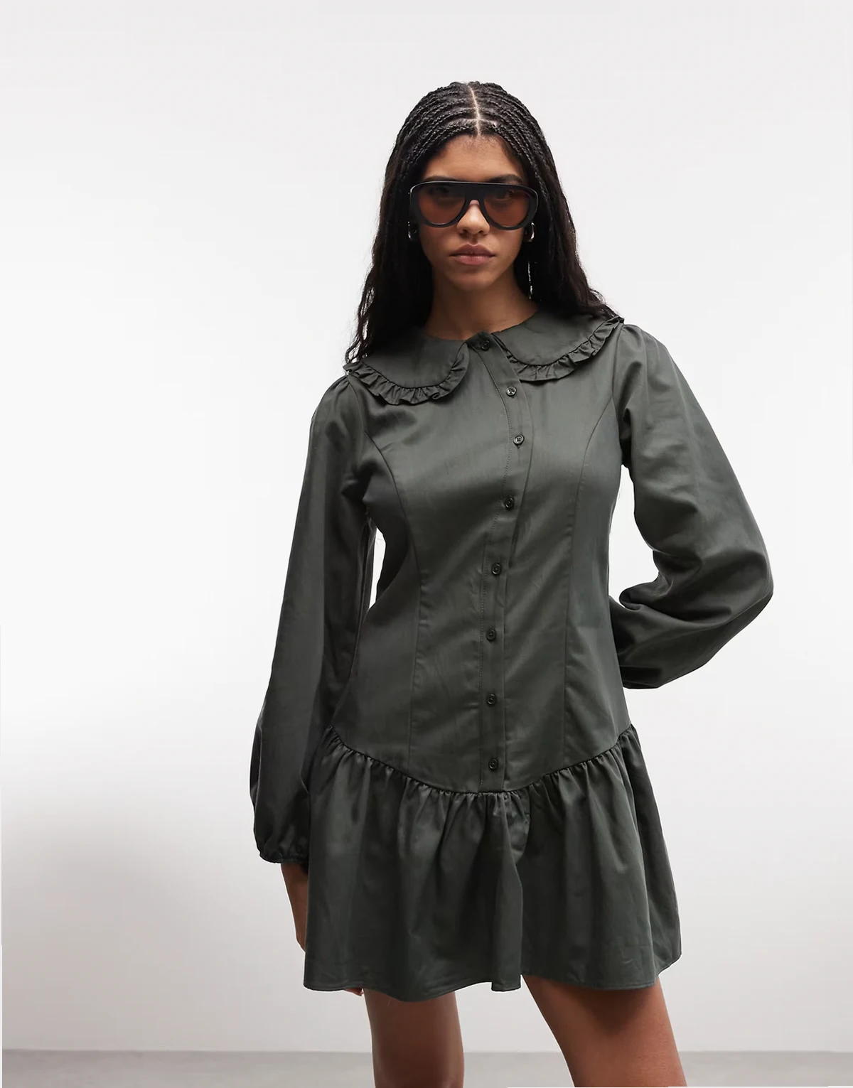 – Minikleid in Anthrazitgrau mit asymmetrischer Knopfleiste