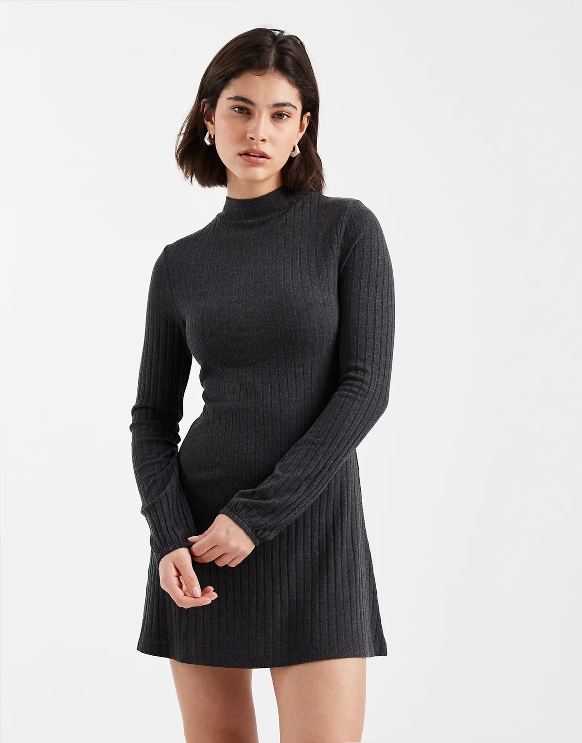 – Kurzes, geripptes Skater-Kleid in Anthrazit mit Glockenärmeln