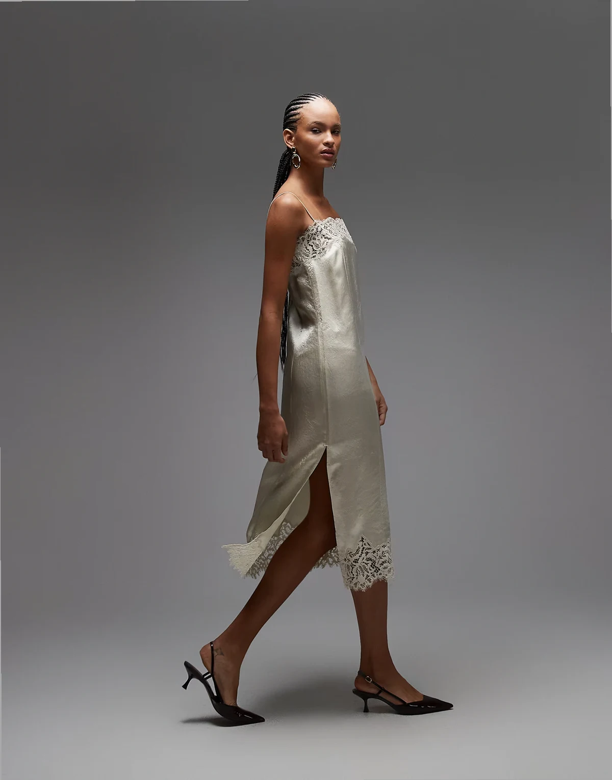 – Midi-Trägerkleid aus Spitze in Hellbeige