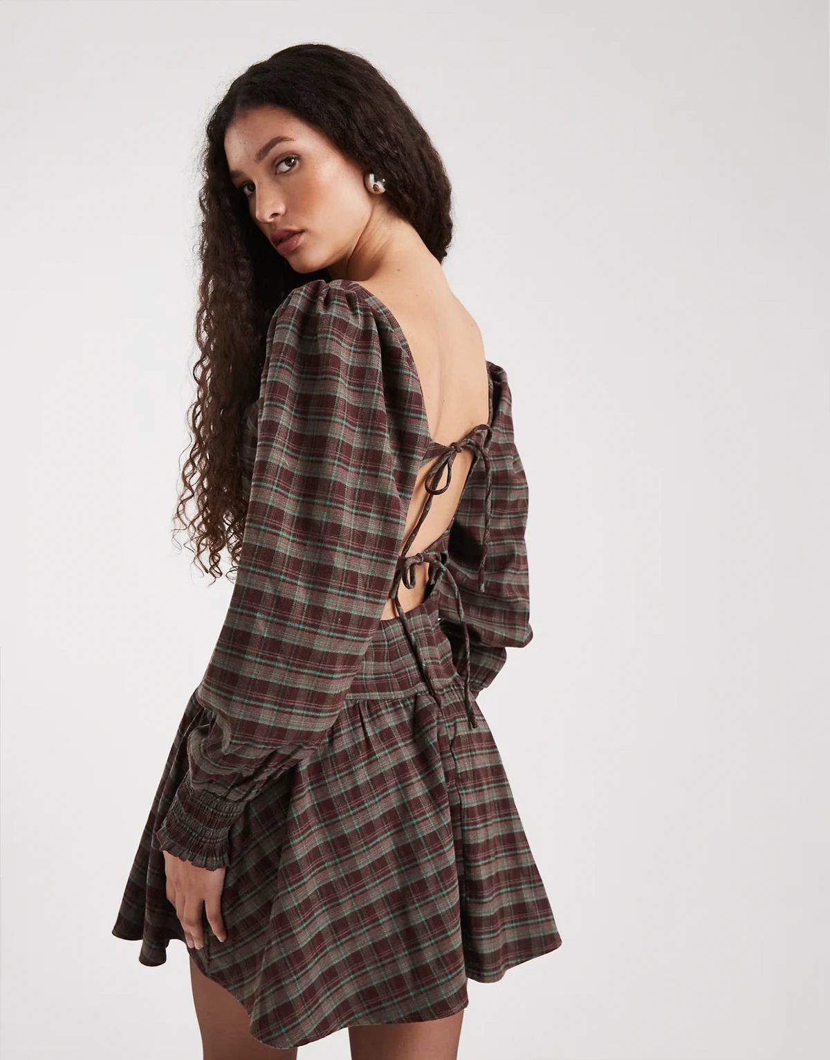 – Sukienka mini z obszernymi rękawami i obniżoną talią w bordowo-granatową kratkę