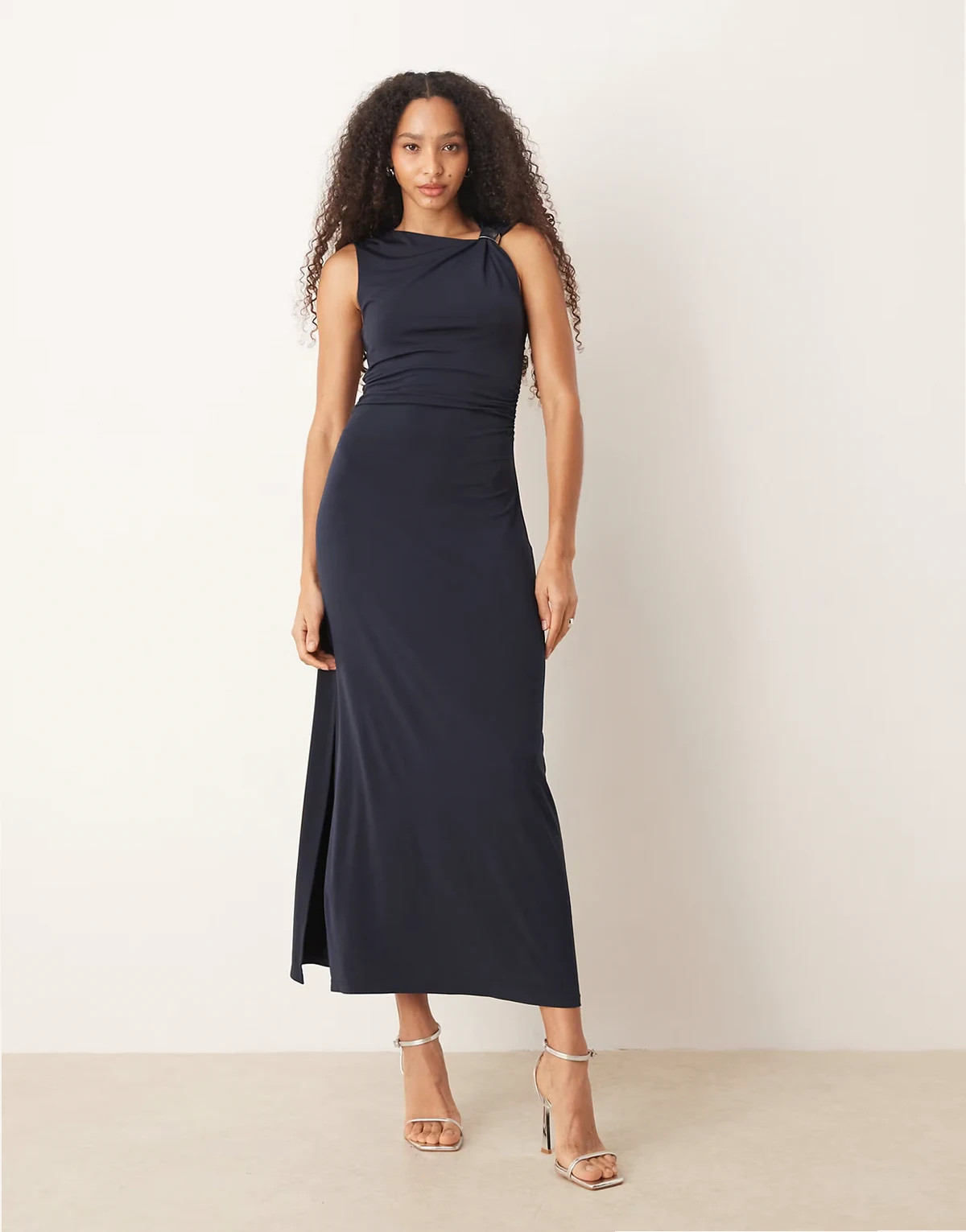 – Anschmiegsames Maxikleid in Marineblau mit verdrehter Schulter und Hardware-Detail