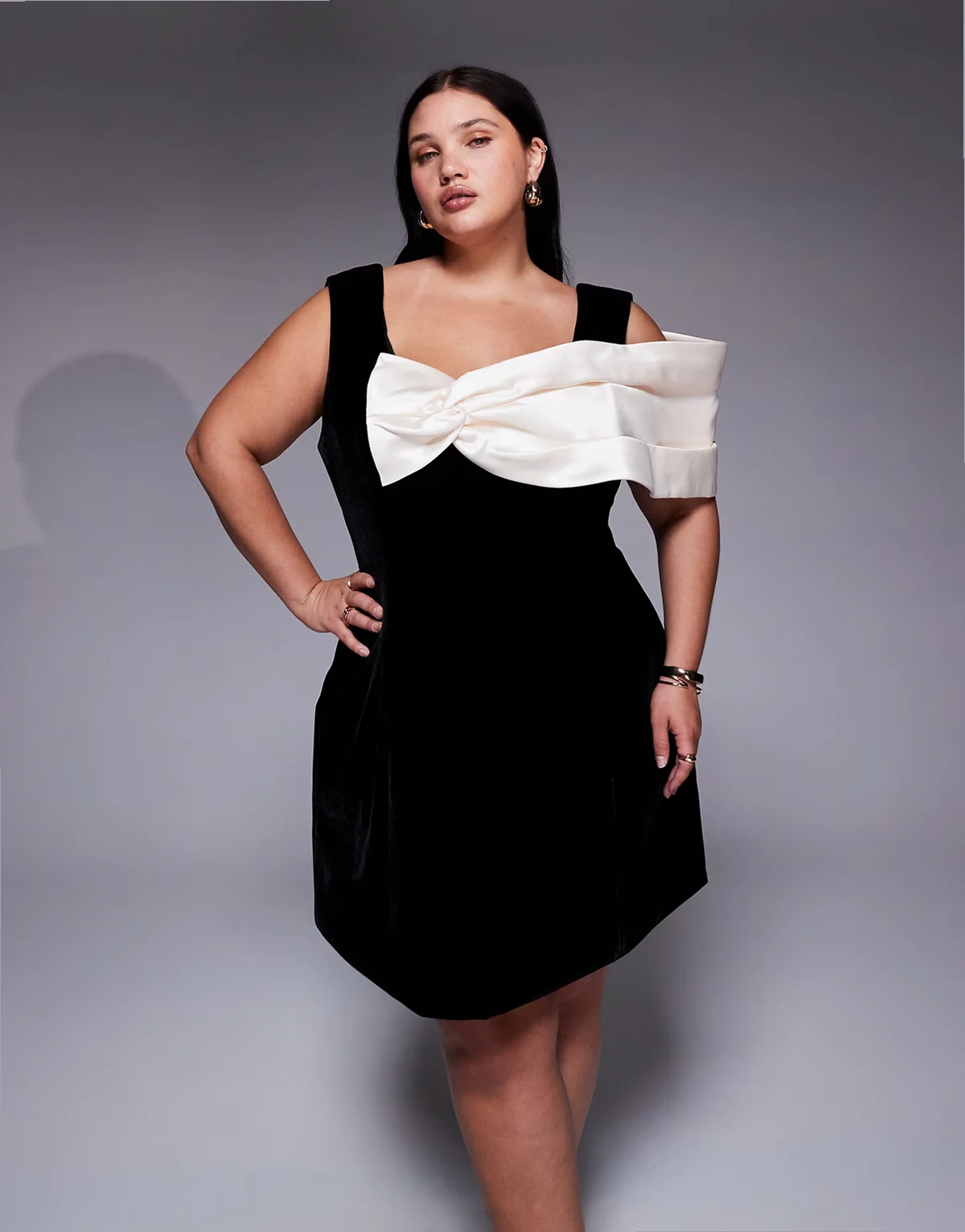 Curve – Samt-Minikleid in Schwarz mit strukturiertem Satin-Faltenwurf