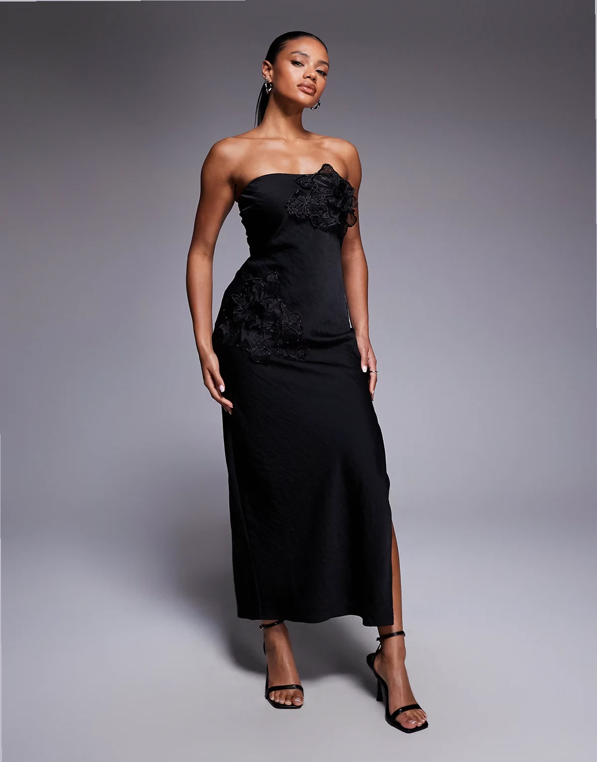 – Trägerloses Maxikleid in Schwarz mit Blumenapplikation