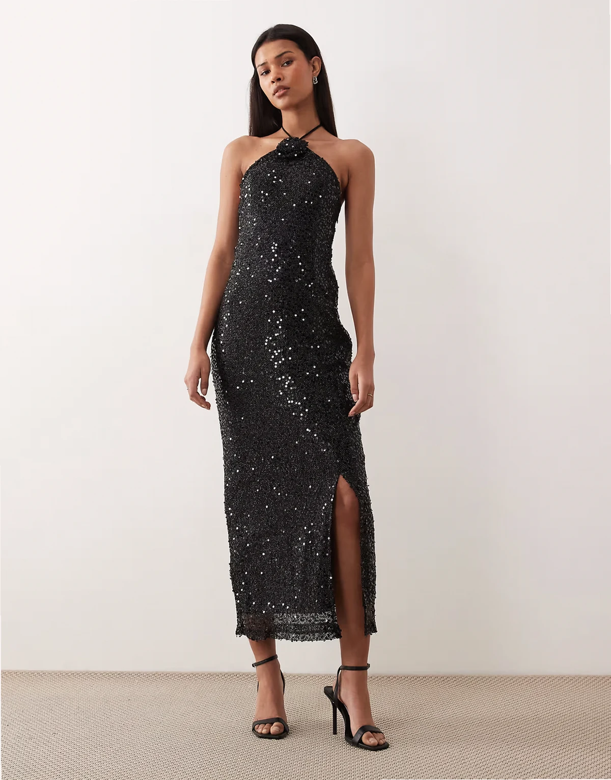 – Neckholder-Maxikleid in Schwarz mit Pailletten und hohem Schlitz