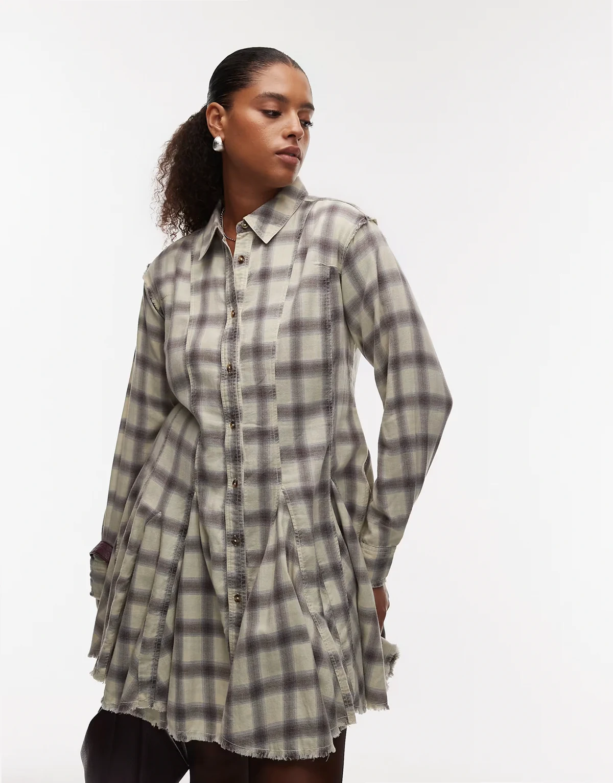ASOS DESIGN Curve – Sukienka koszulowa mini z marszczeniem w talii i godetami w kratkę w spranym szarym i niebieskim kolorze
