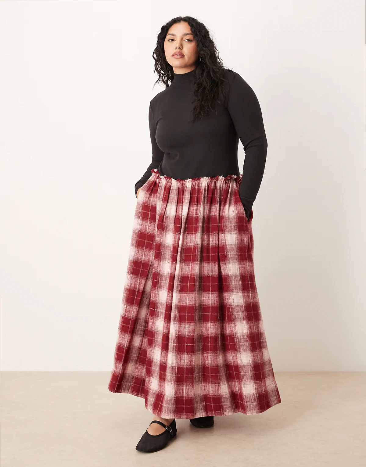 ASOS DESIGN Curve – Hybrydowa sukienka maxi z golfem, długim rękawem i spódnicą w czerwoną kratkę