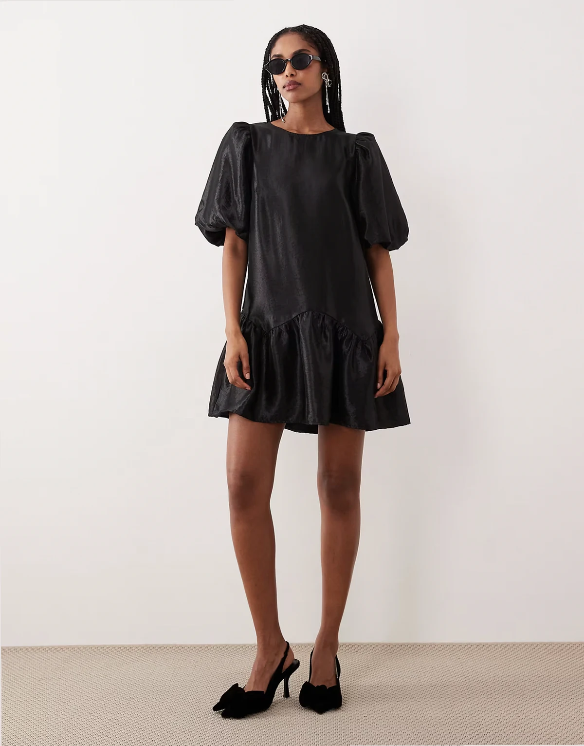 – Minikleid in Schwarz mit kurzen, voluminösen Ballonärmeln und Schößchen