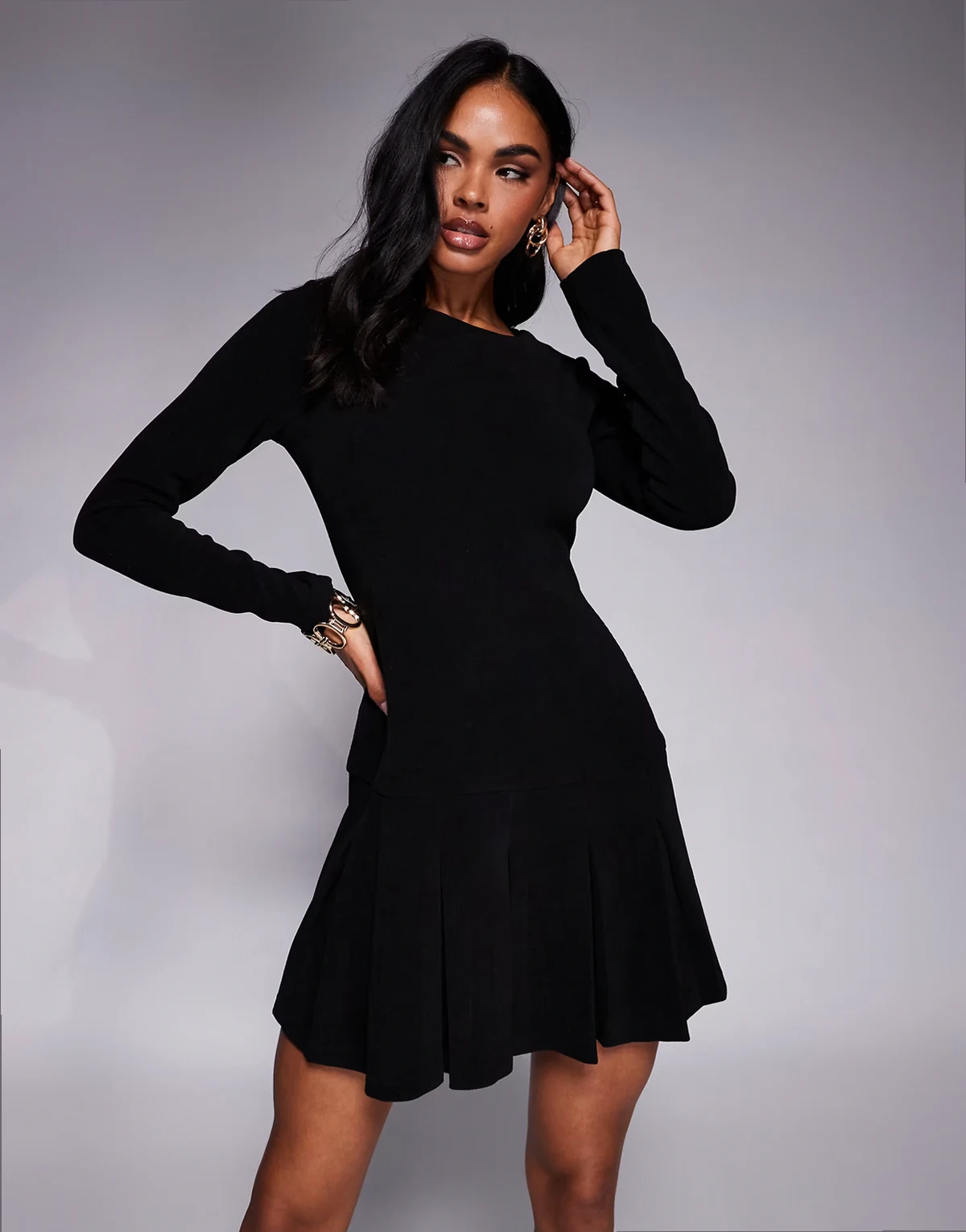 – Cord-Minikleid in Schwarz mit tiefer Taille und Faltenrock