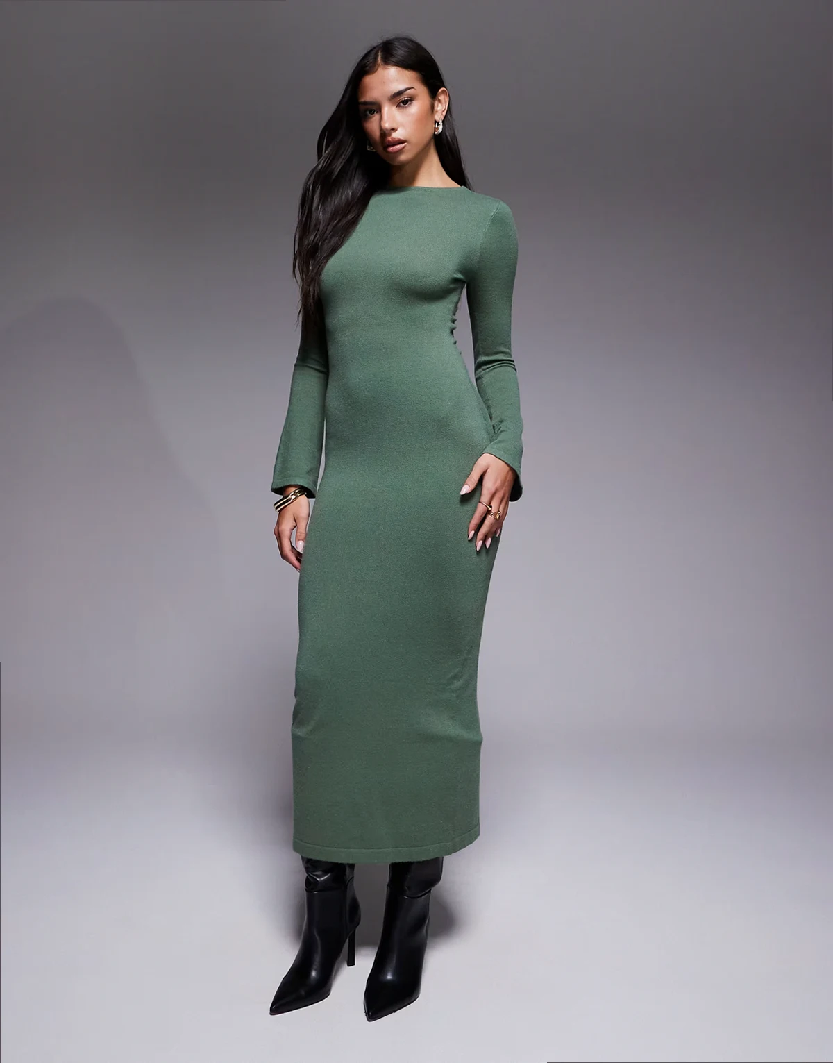 – Dzianinowa sukienka maxi bodycon z rozkloszowanymi rękawami w kolorze khaki