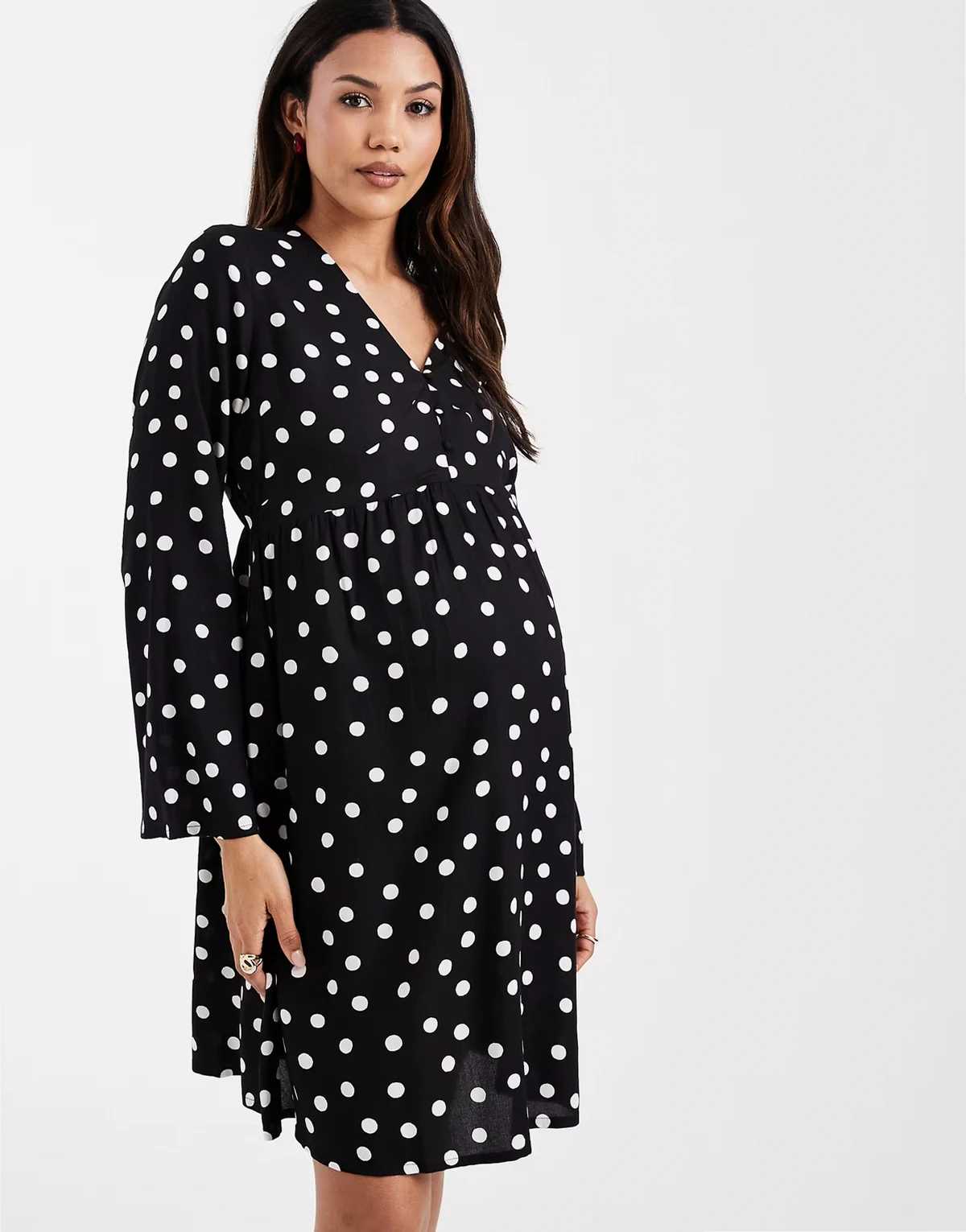 Mamalicious – Umstandsmode – Stillfreundliches Minikleid in Schwarz mit Polka-Dot-Muster und Knopfleiste vorne