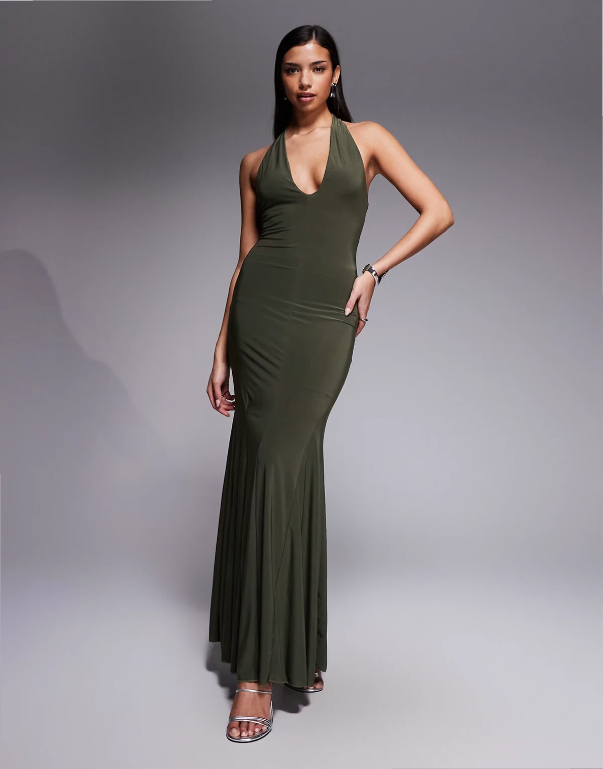 Exclusive – Przylegająca sukienka maxi z głębokim dekoltem halter i godetami w kolorze khaki