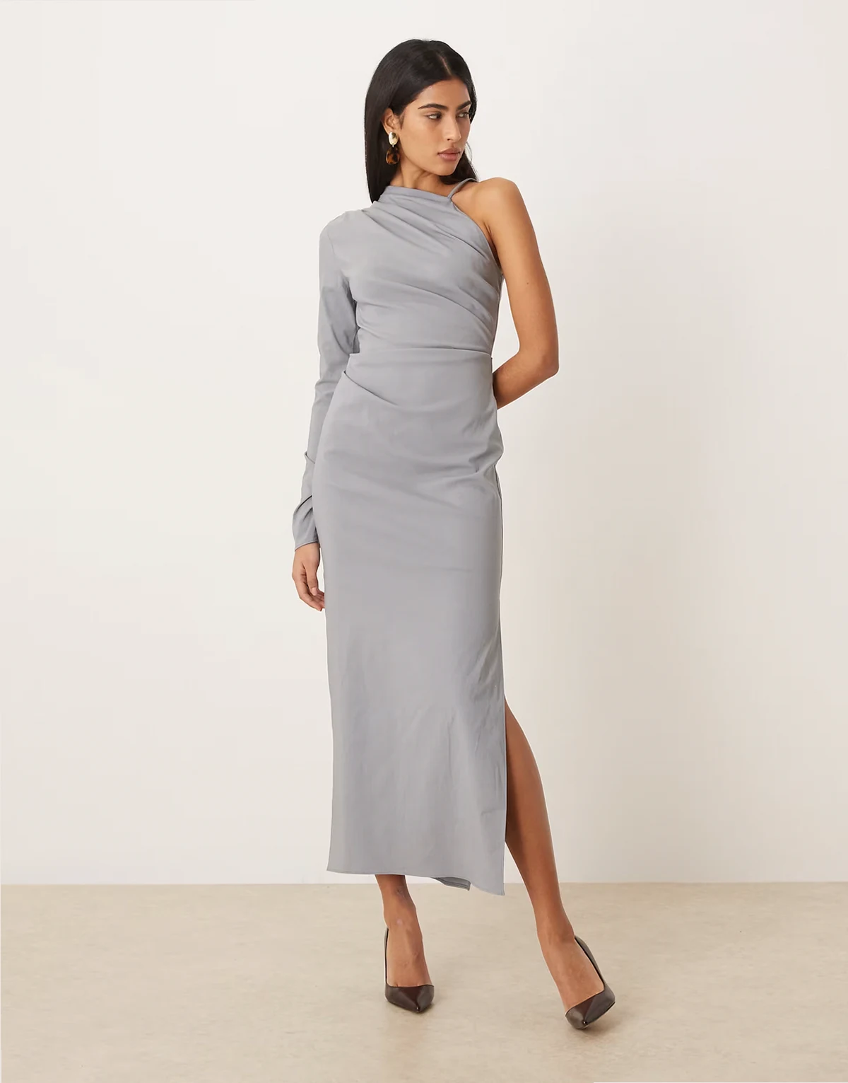 – Drapiertes Midikleid in Grau mit One-Shoulder-Träger