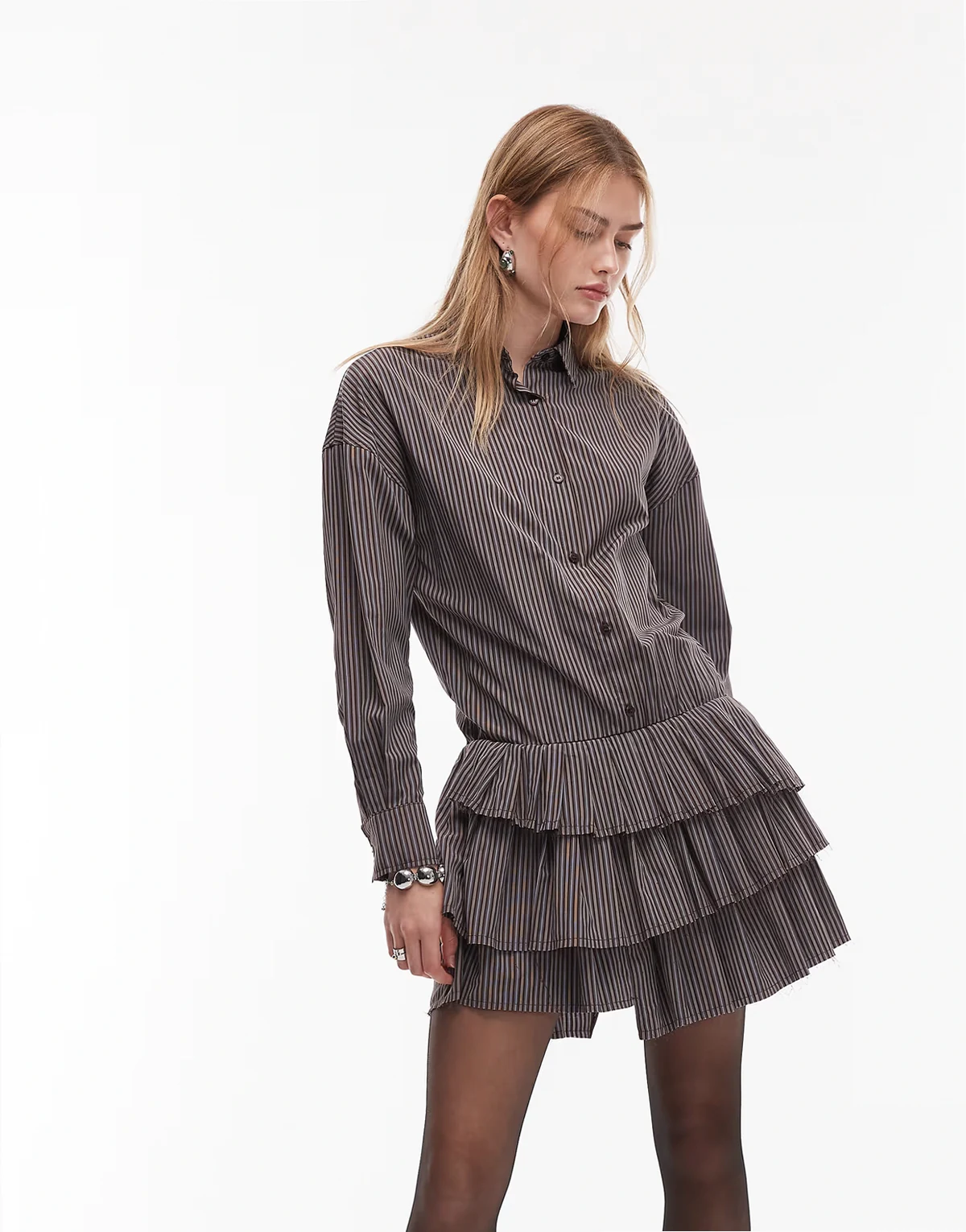 – Kurzes, gestreiftes Hemdblusenkleid in Braun und Blau mit tiefer Taille und Faltenrock