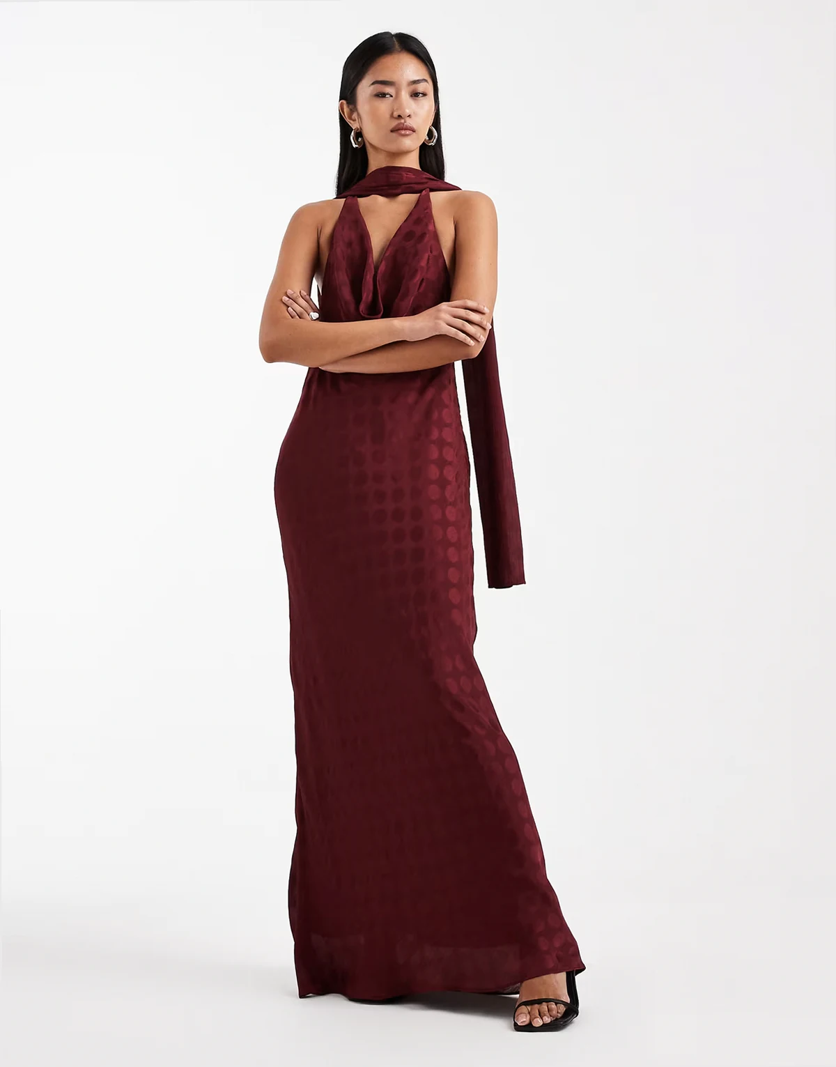 – Maxikleid in Pflaume mit Wasserfallausschnitt, Schal und Punktemuster