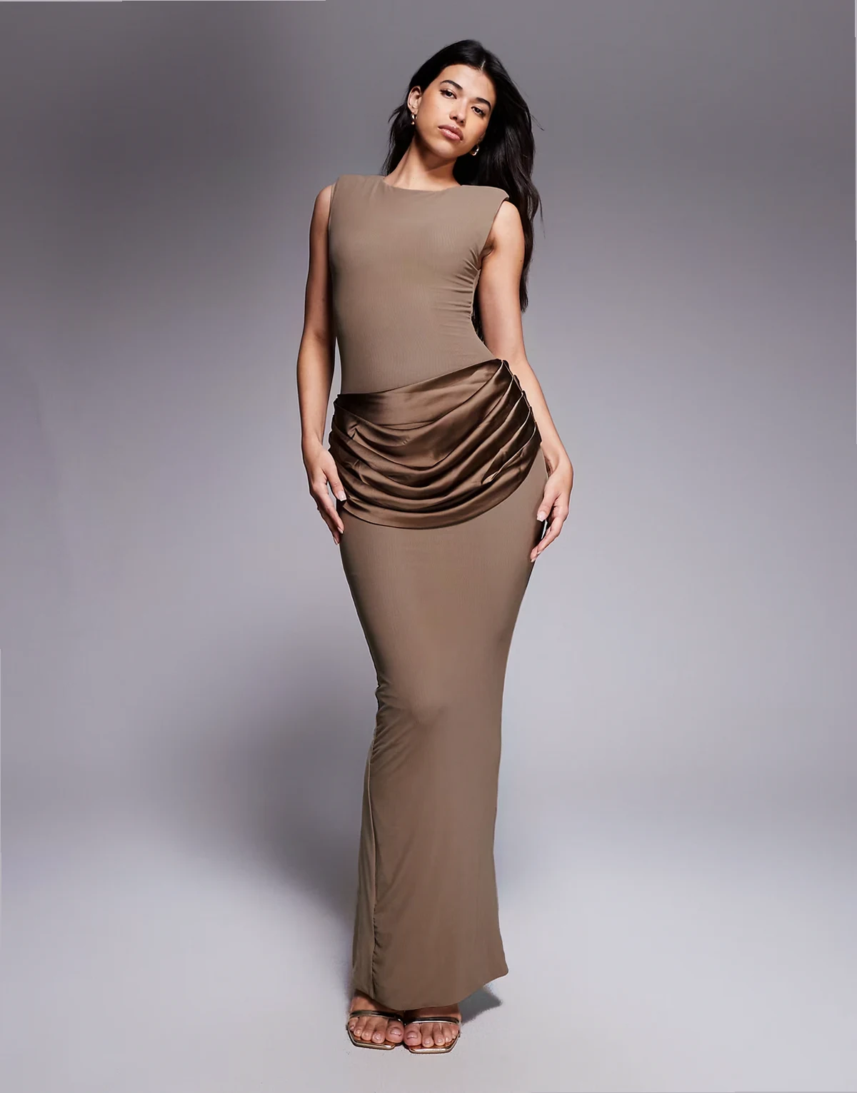 – Eman – Ärmelloses Bodycon-Maxikleid in Mokka-Mousse mit Schulterpolstern, U-Boot-Ausschnitt und drapierter Taillenpartie aus Satin