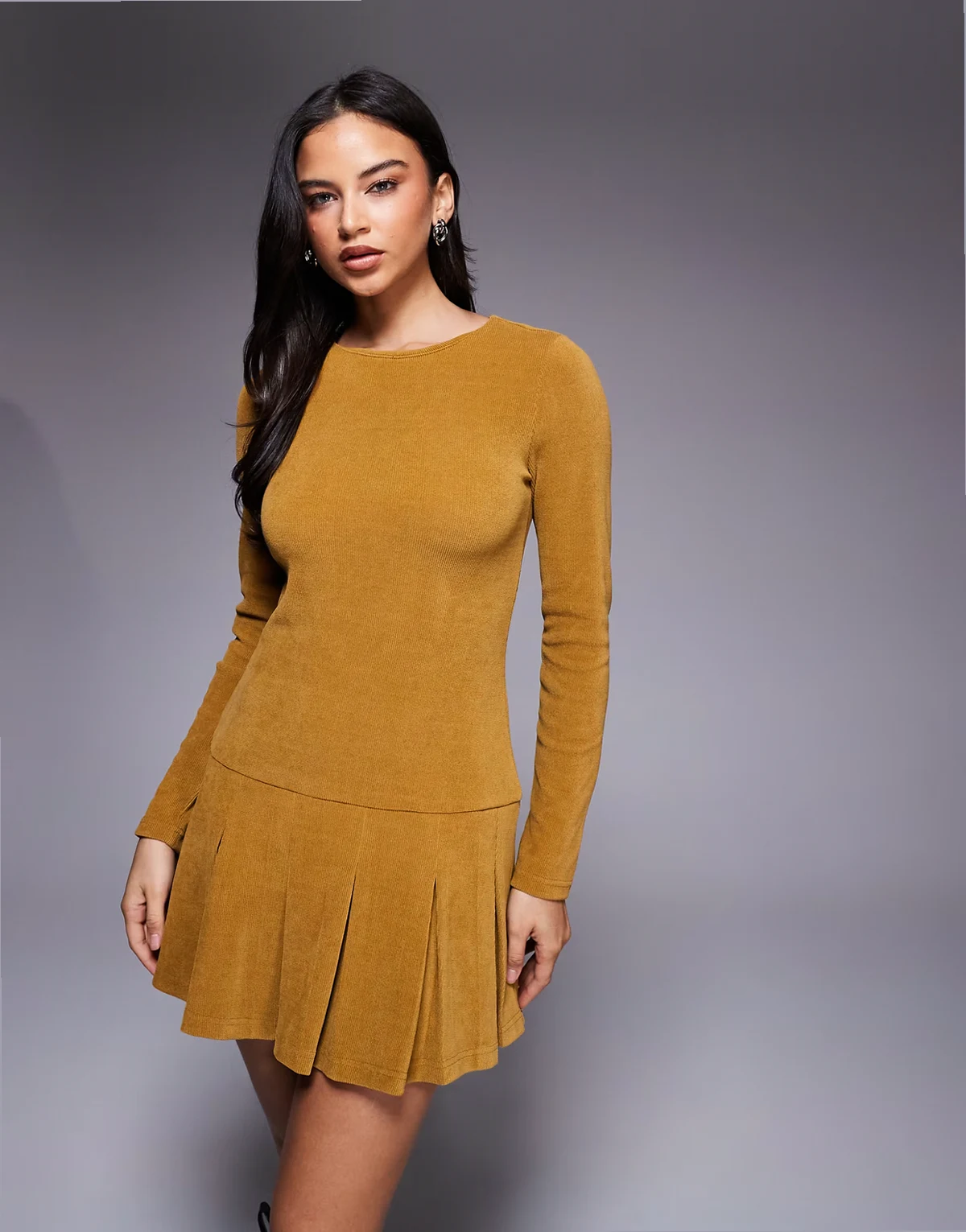 – Cord-Minikleid in Senfgelb mit tiefer Taille und Faltenrock