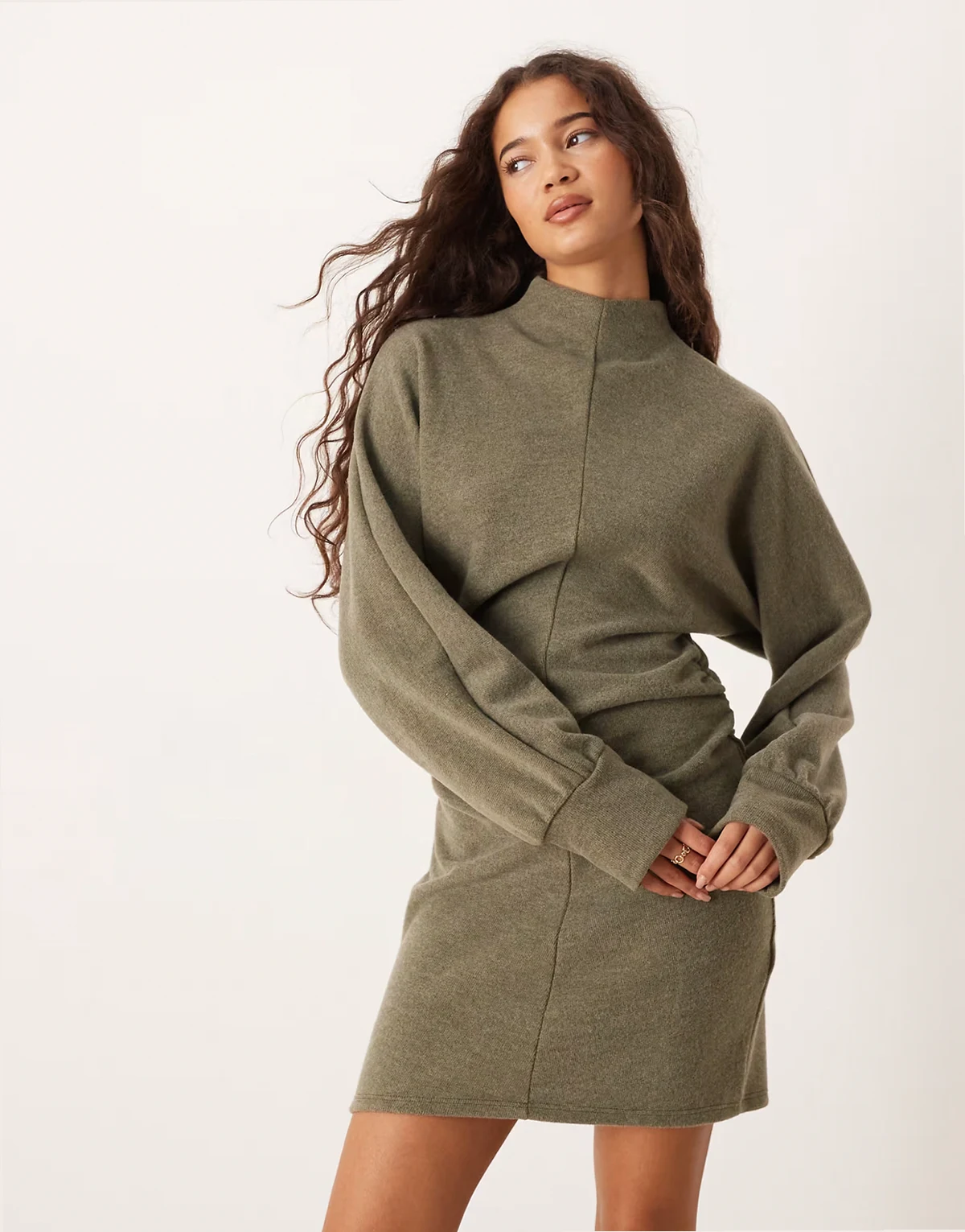 – Superweiches Minikleid in Khaki mit Fledermausärmeln und Stehkragen und seitlicher Raffung