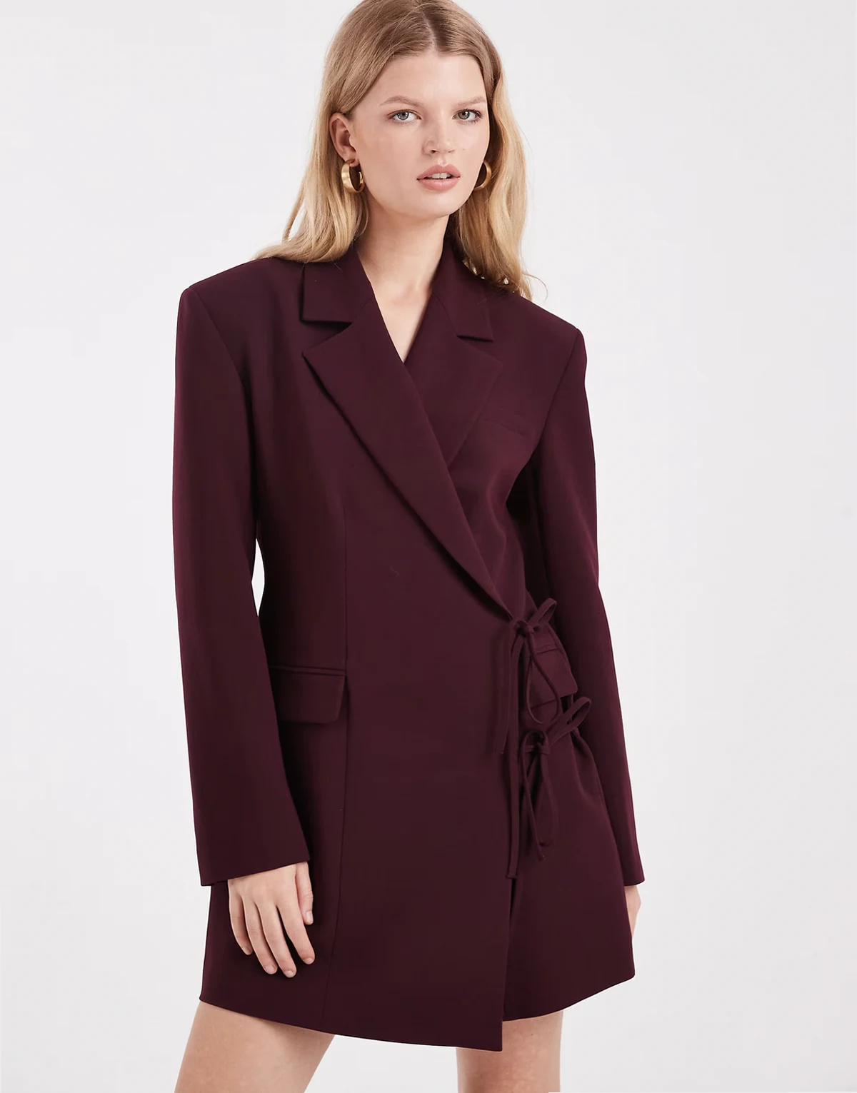 – Blazerkleid in Pflaume mit Wickeldesign vorne und seitlichem Bindedetail
