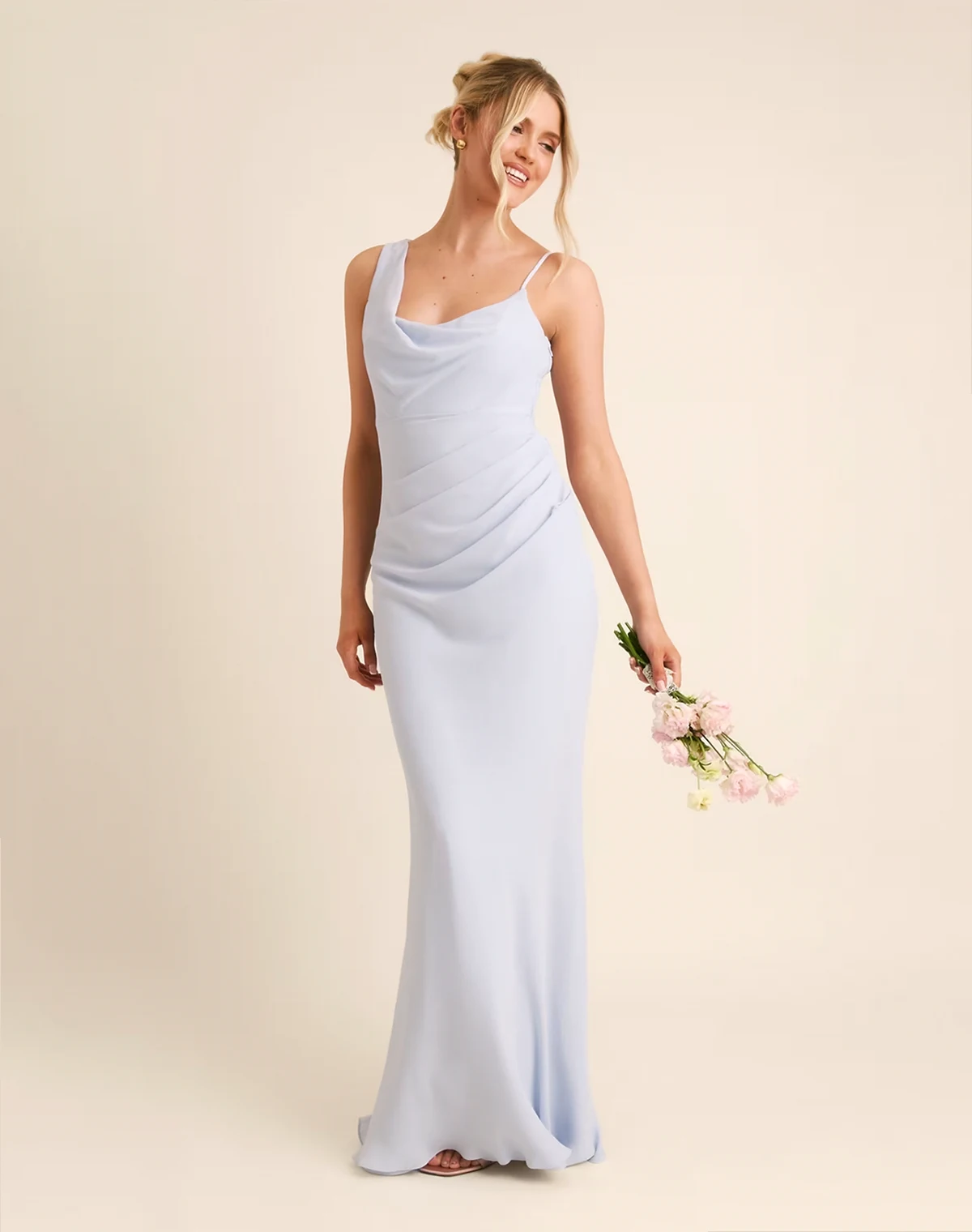 Bridesmaid – Jasnoniebieska sukienka maxi z niesymetrycznym drapowanym dekoltem z krepy