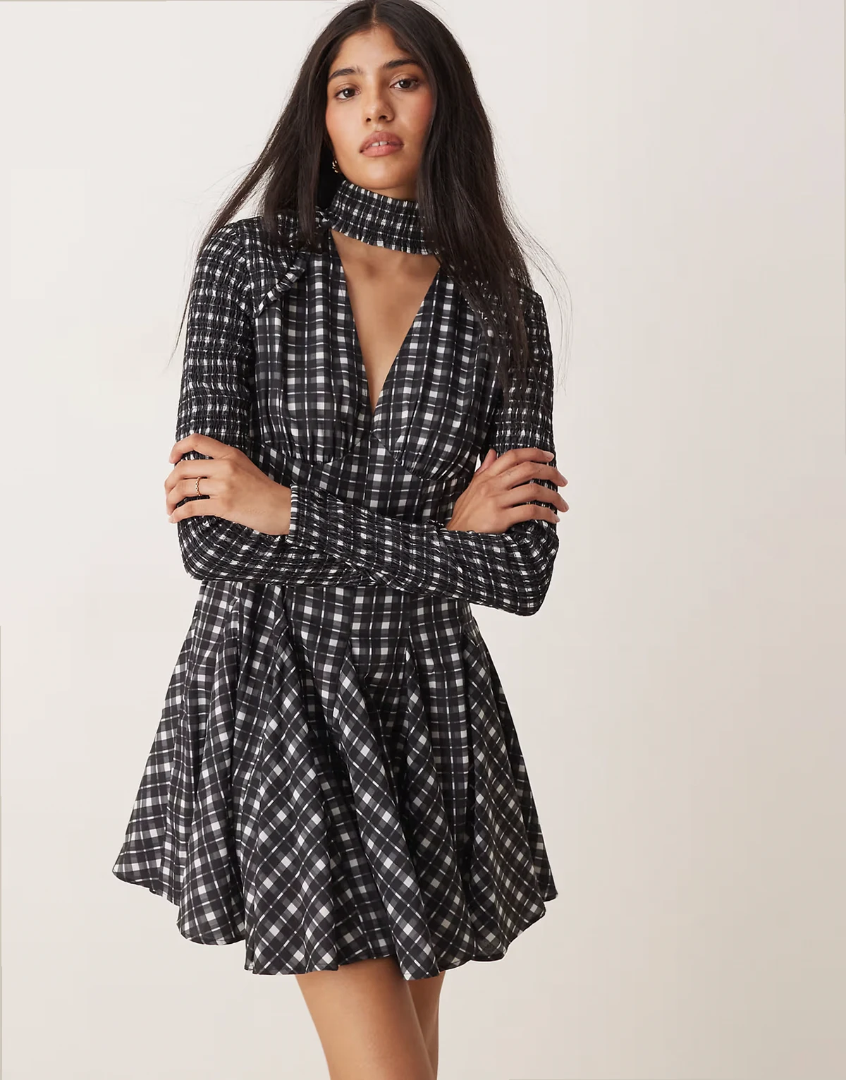 – Kariertes Neckholder-Minikleid in Schwarz-Weiß