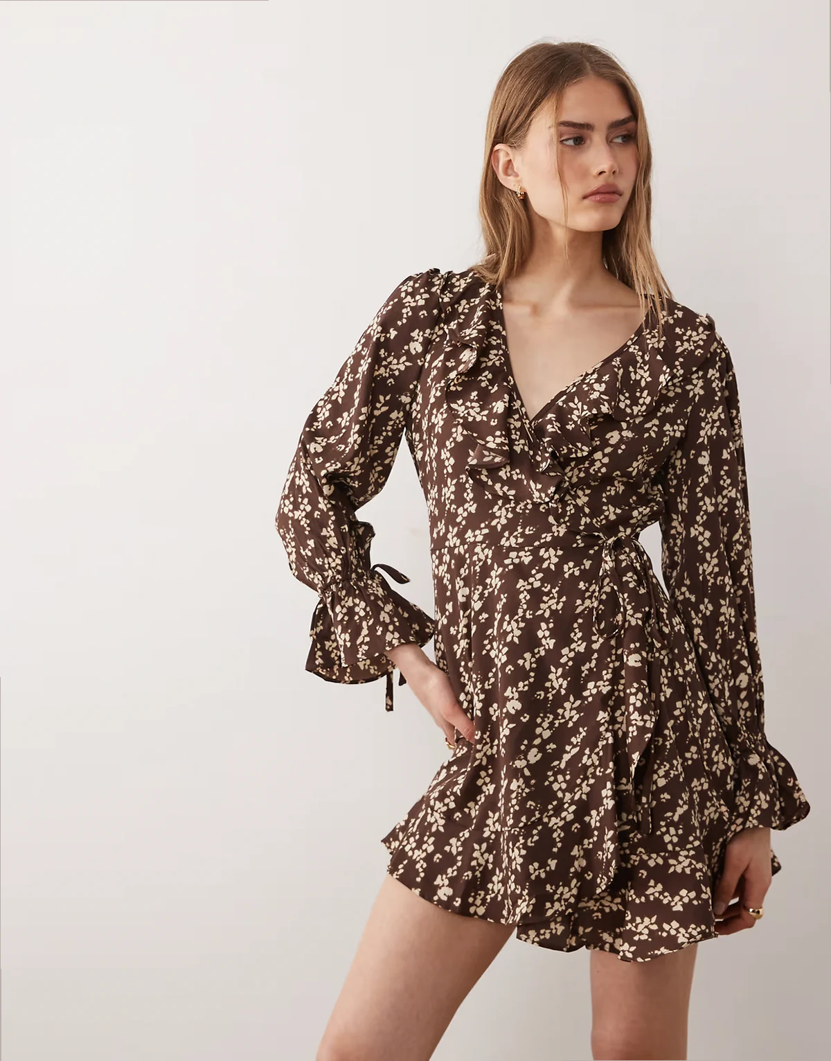 Wednesdays Girl – Kurzes, geblümtes Wickelkleid aus weich fallendem Material in Braun