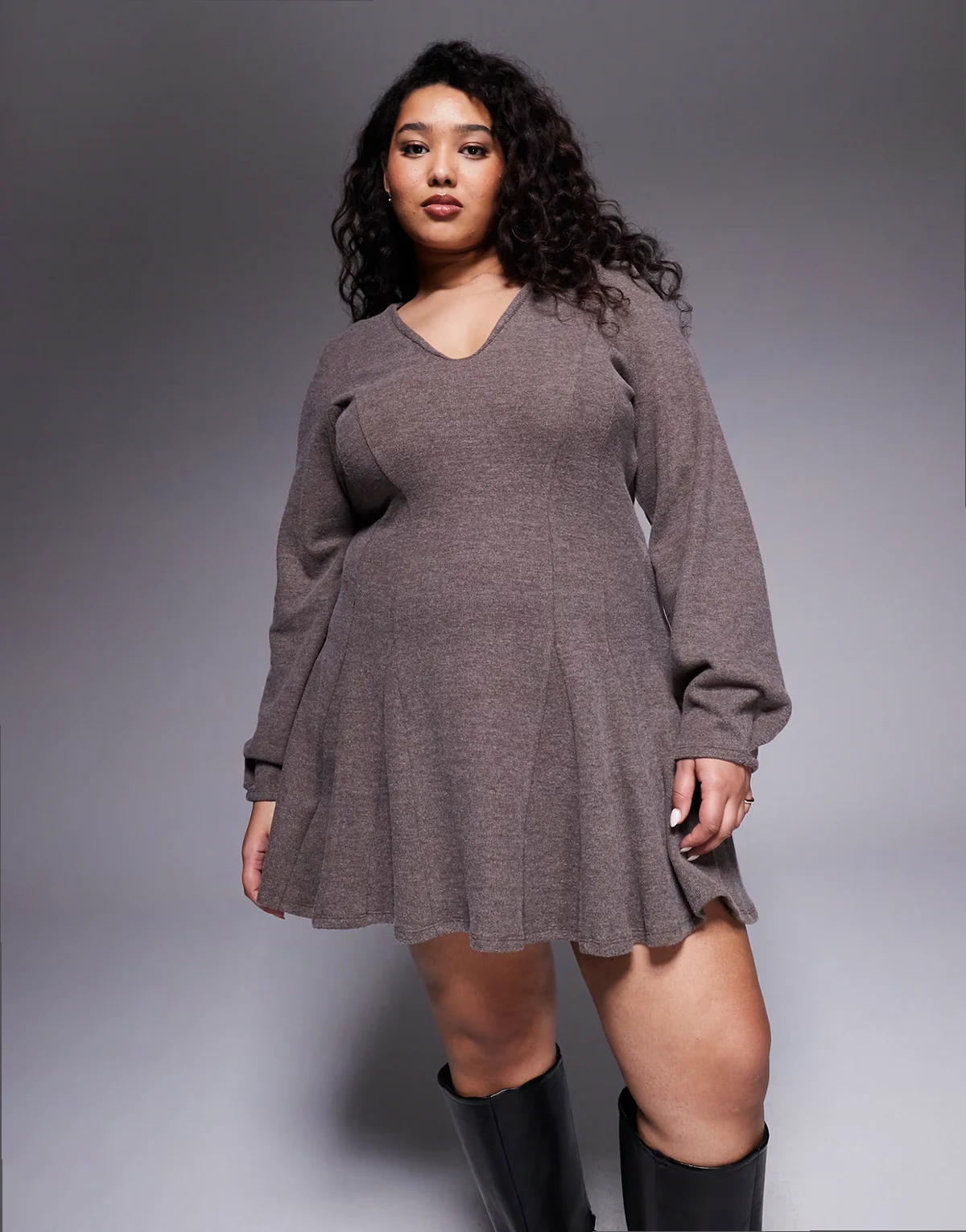 ASOS DESIGN Curve – Czekoladowa bardzo miękka sukienka mini z rozkloszowanym dołem i dekoltem w szpic