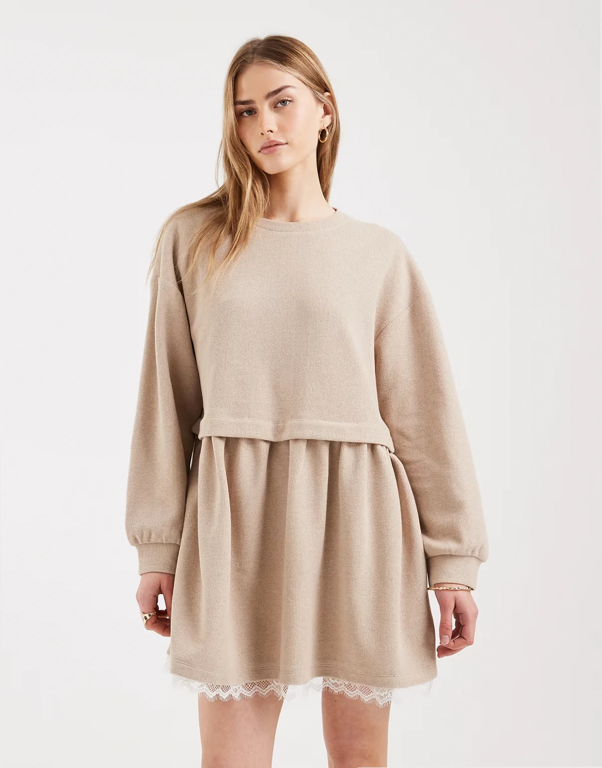 – Hängerkleid in Hellbeige mit Spitzenbesatz