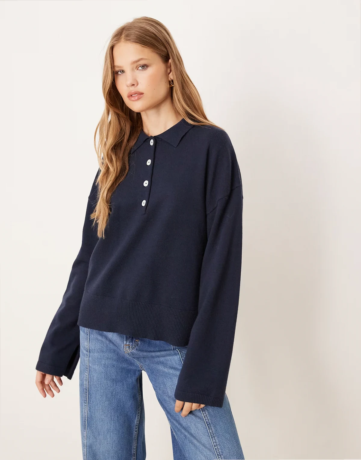 – Langärmliger Strickpullover in Marineblau mit Kragen