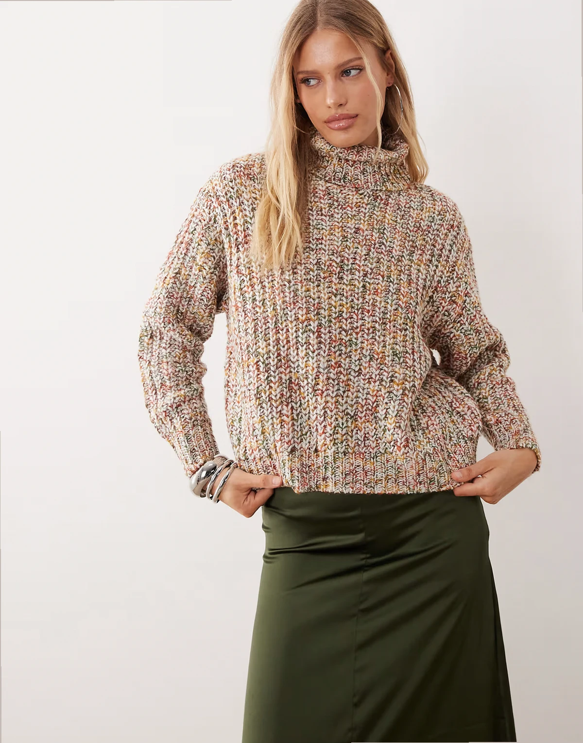 – Strickpullover aus mehrfarbigem Garn mit Rollkragen