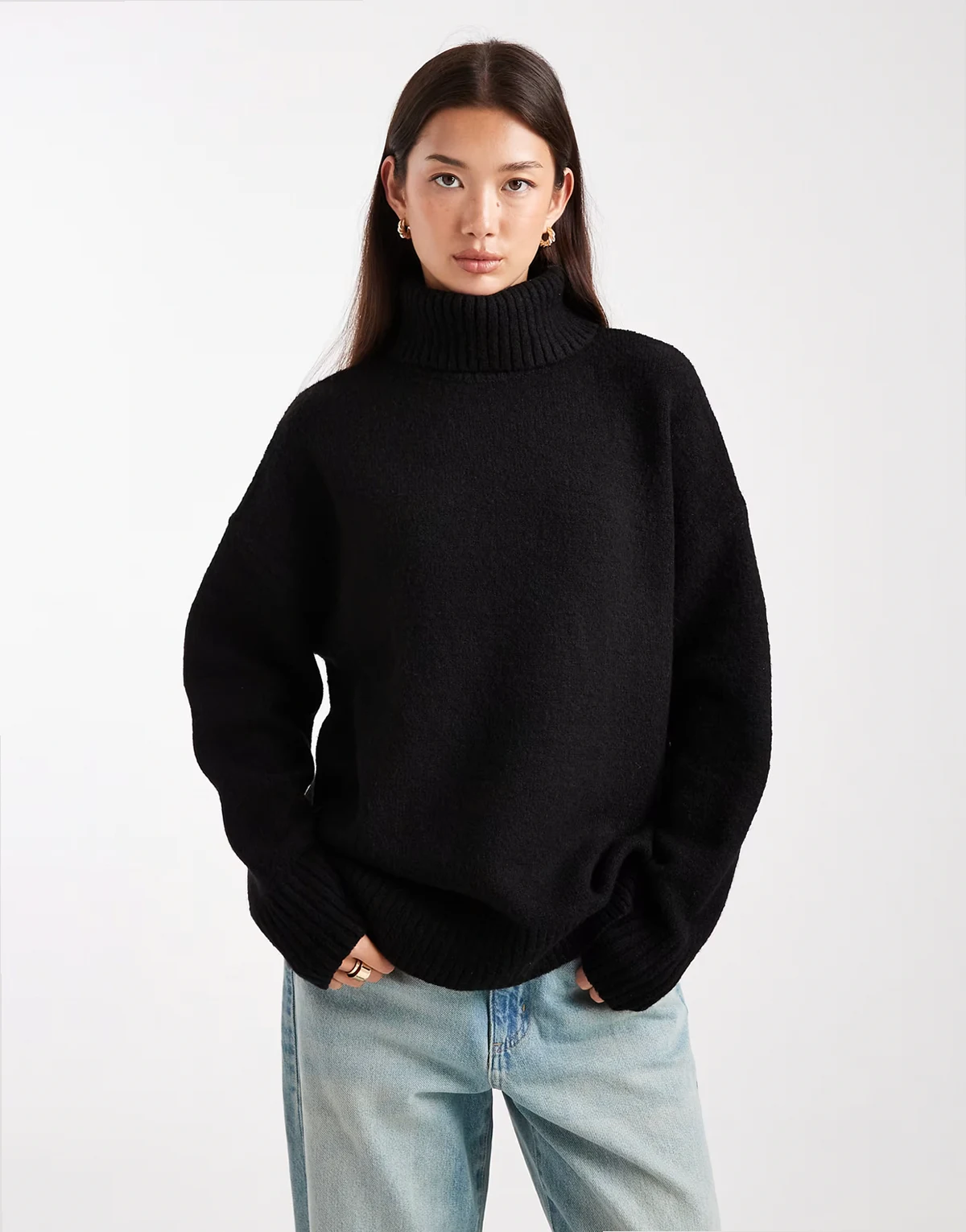 – Oversize-Pullover in Schwarz mit Rollkragen und Saumschlitz