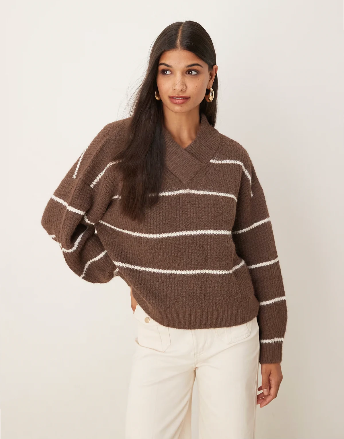 – Czekoladowy sweter z dekoltem w szpic w paski