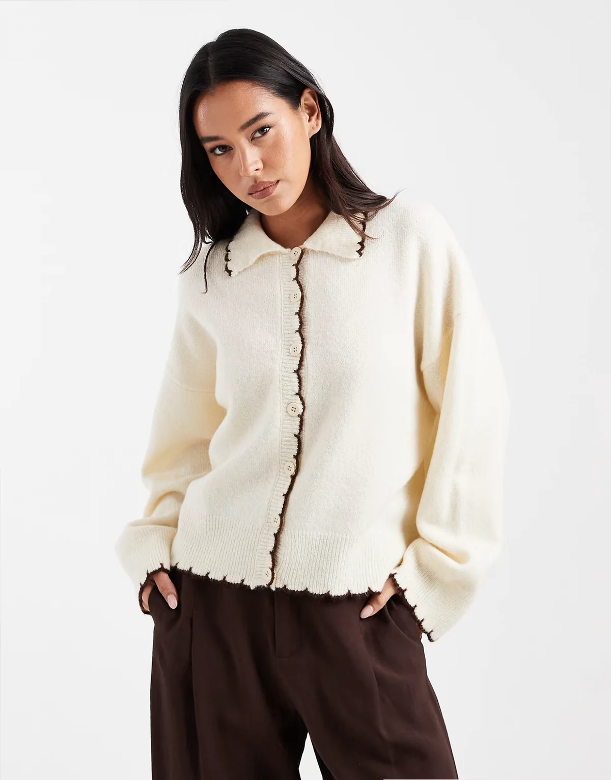 – Strickjacke in Buttermilchgelb mit Languettenstich und schokobraunen Zierstreifen